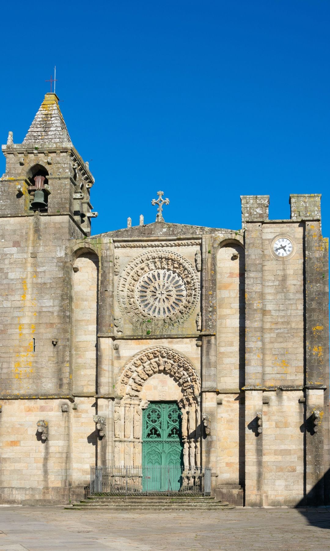  San Martiño con su torre inacabada, en Noia