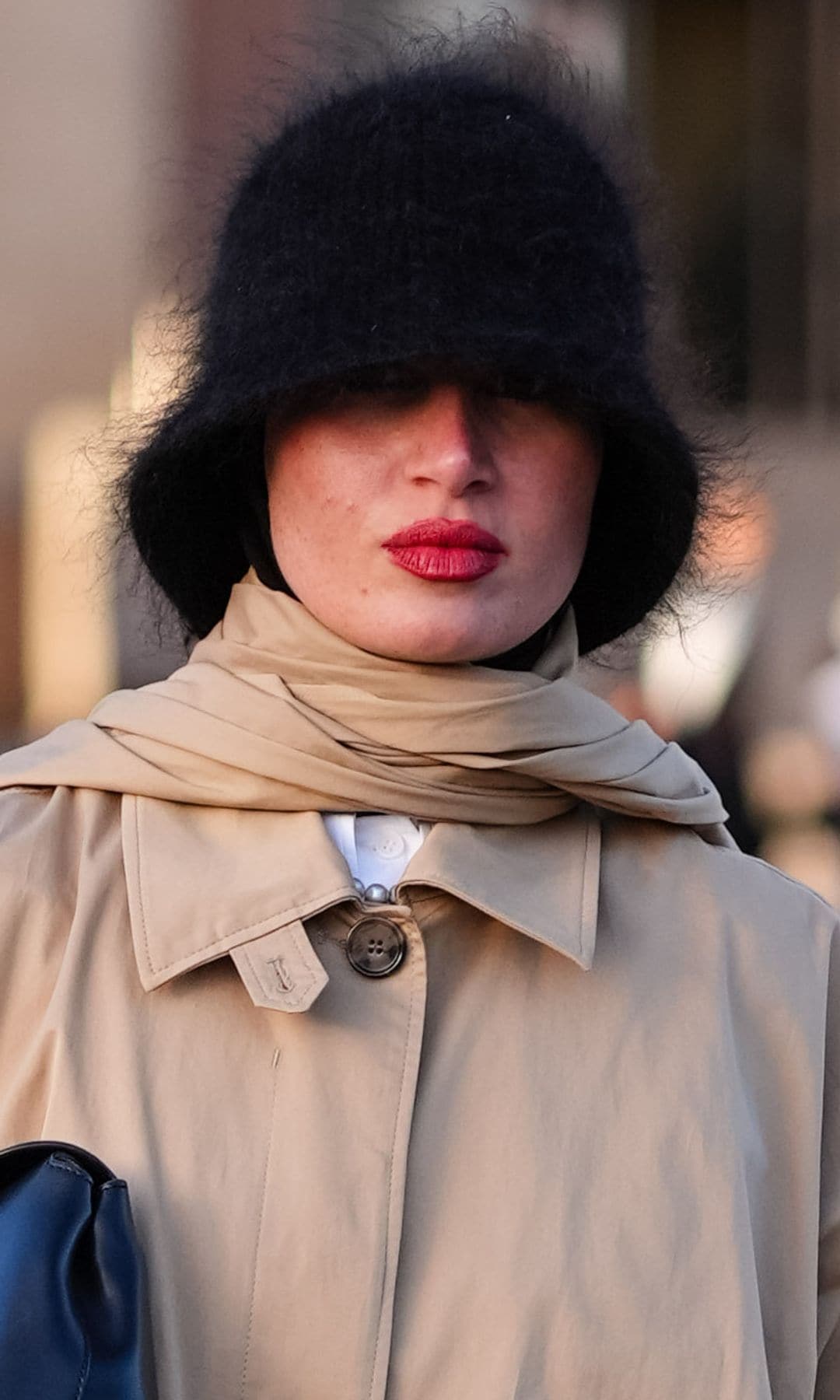 Mujer con gorro de piel y labios pintados de rojo en Copenhage