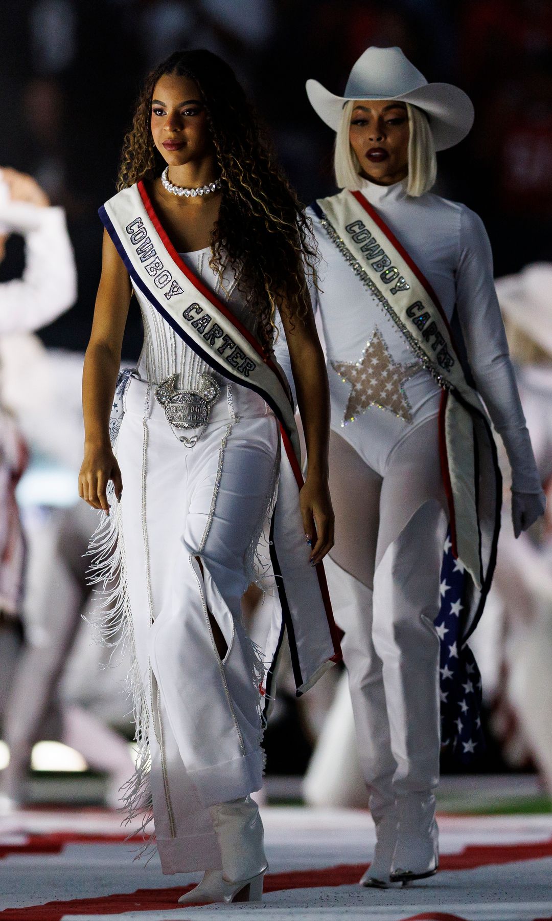 Beyoncé y su hija Blue Ivy realizaron una increíble actuación durante el espectáculo del medio tiempo del partido entre los Baltimore Ravens y los Houston Texans en el NRG Stadium el 25 de diciembre de 2024