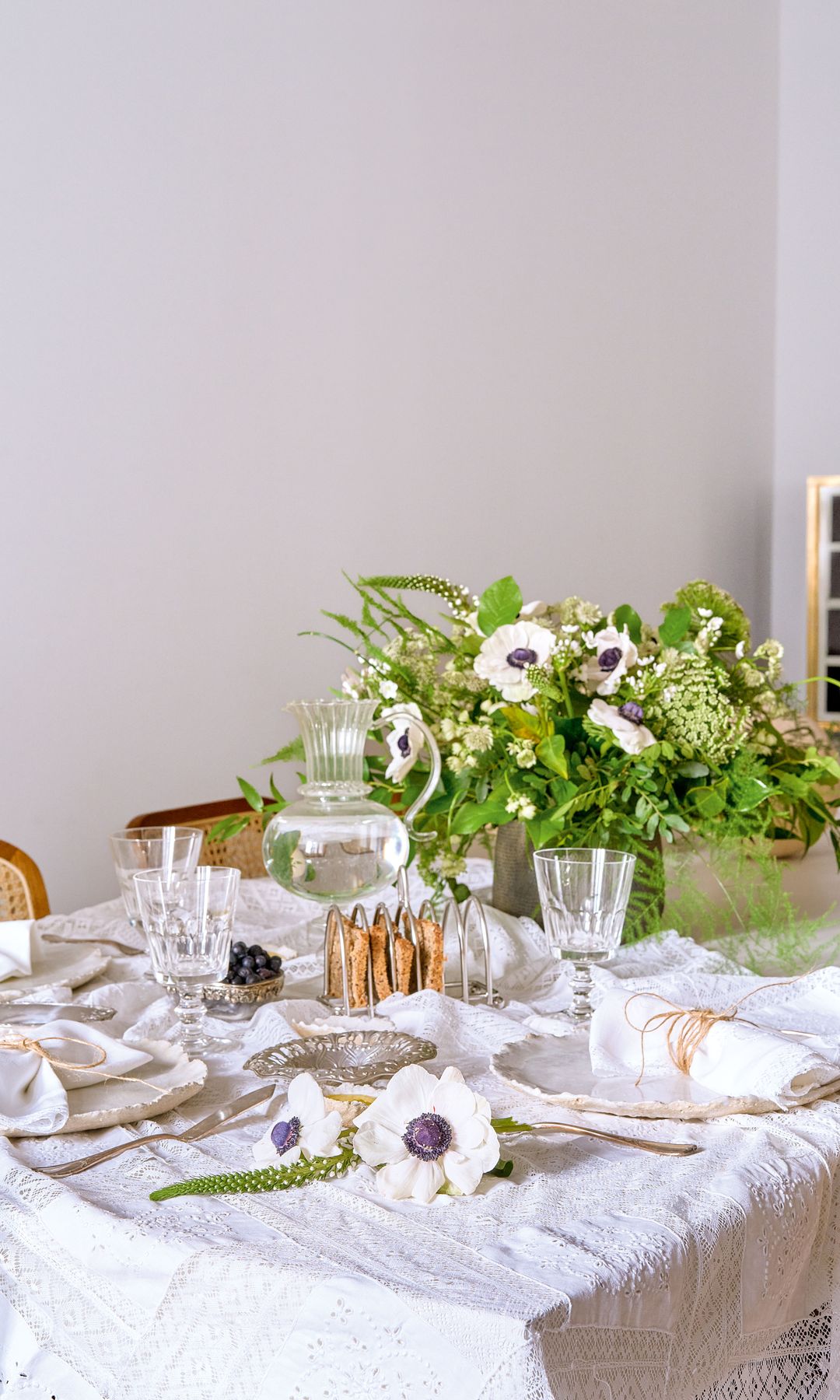 PEQUEÑOS DETALLES
Mesa decorada con platos de cerámica, de Eguzkine; servilletas y mantel familiar de hilo portugués artesano; y soporte para tostadas, de LoveÉcru. 