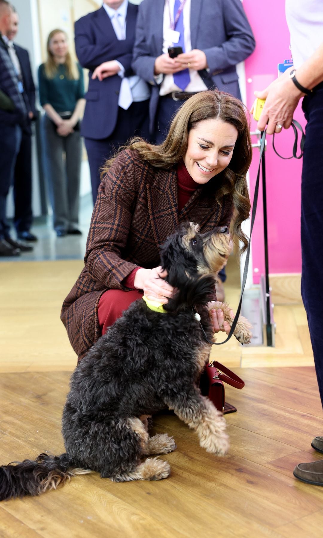 En esta imagen podemos ver a Kate con Scout, un perro de terapia del hospital.