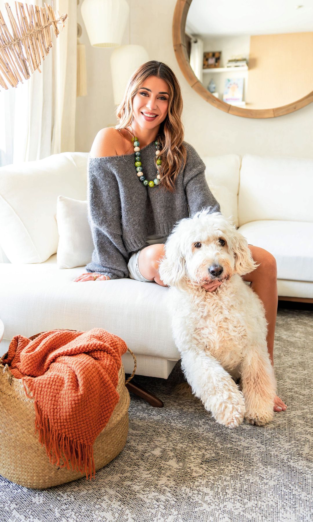 Elena Tablada con su perro Molly en su casa