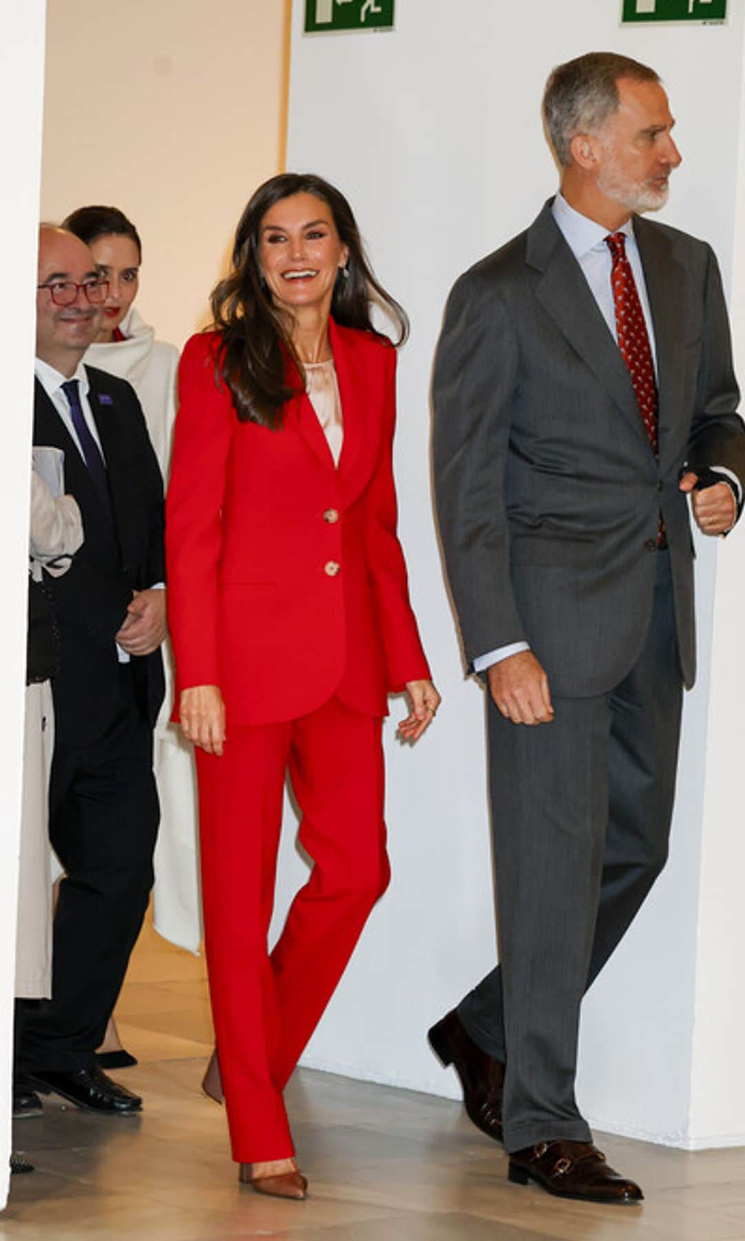 LA REINA LETIZIA CON TRAJE ROJO