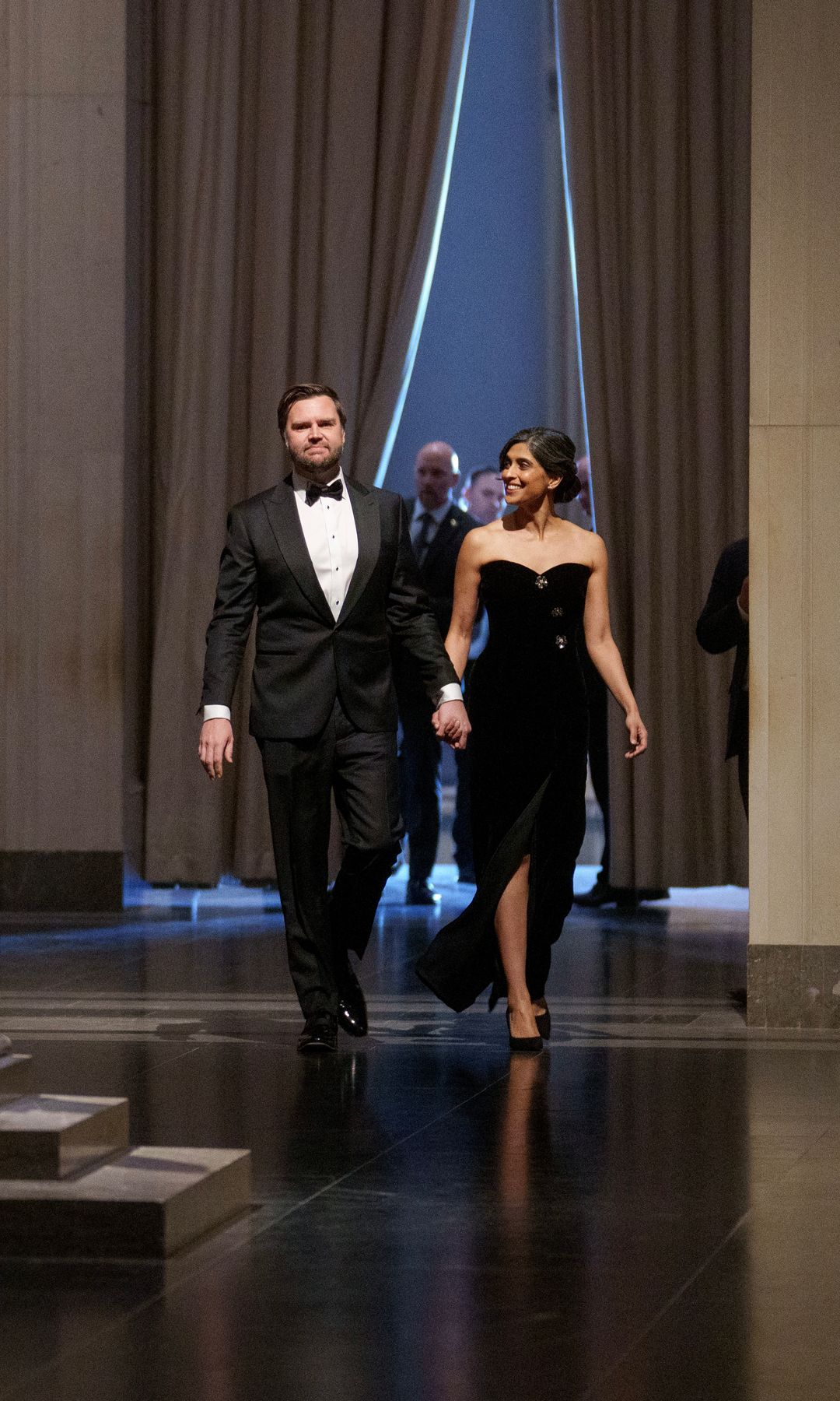 El vicepresidente electo de EE. UU., JD Vance, y su esposa Usha Vance asisten a la Cena del Vicepresidente en la Galería Nacional de Arte el 18 de enero de 2025 en Washington, D.C. El Comité Inaugural Trump-Vance organizó la cena benéfica en la Galería Nacional de Arte, que se celebró dos días antes de la segunda inauguración del presidente electo Donald Trump.