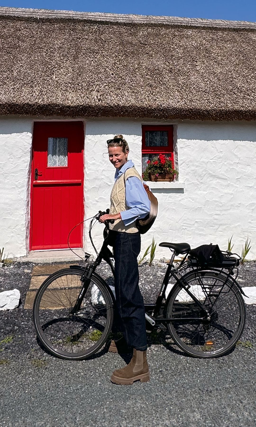 EL BIENESTAR ERA ESTO.
María montando en bici en la isla de Inishmore