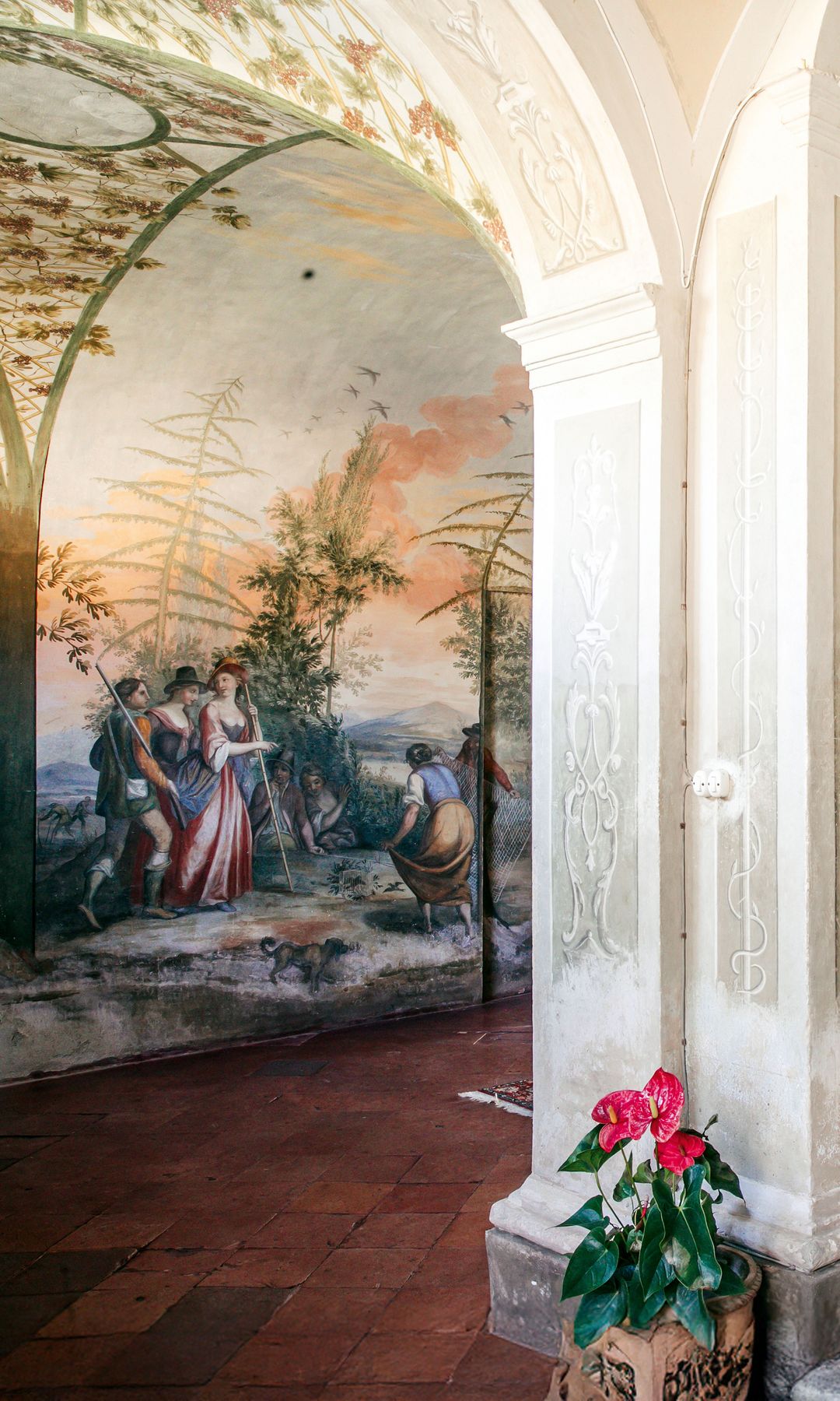 La galería de la entrada de la villa fue pintada, en 1790, por el artista austriaco Ignazio Moder, con frescos que representan los doce meses del año y que, a día de hoy, permanecen intactos.