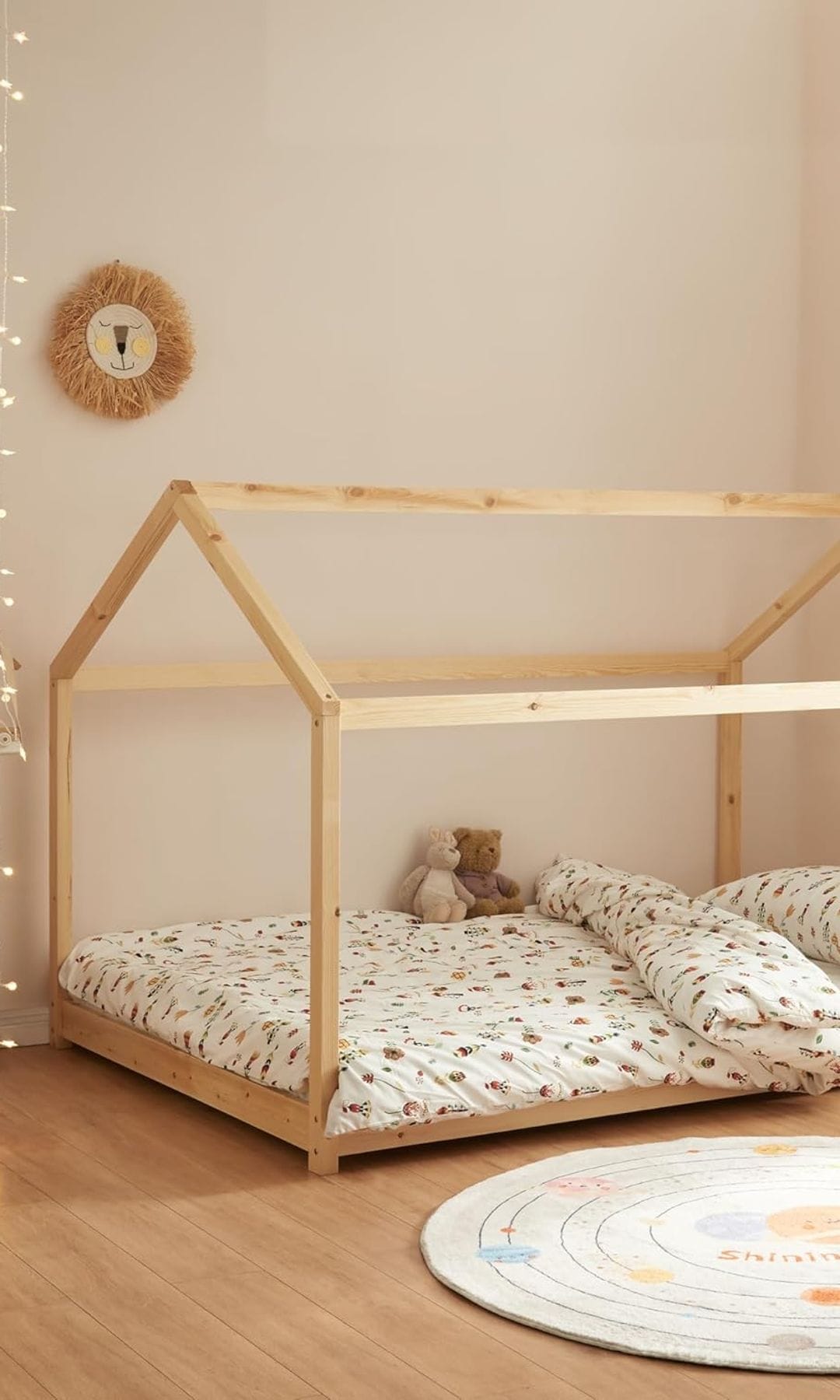 Habitación infantil con cama montessori