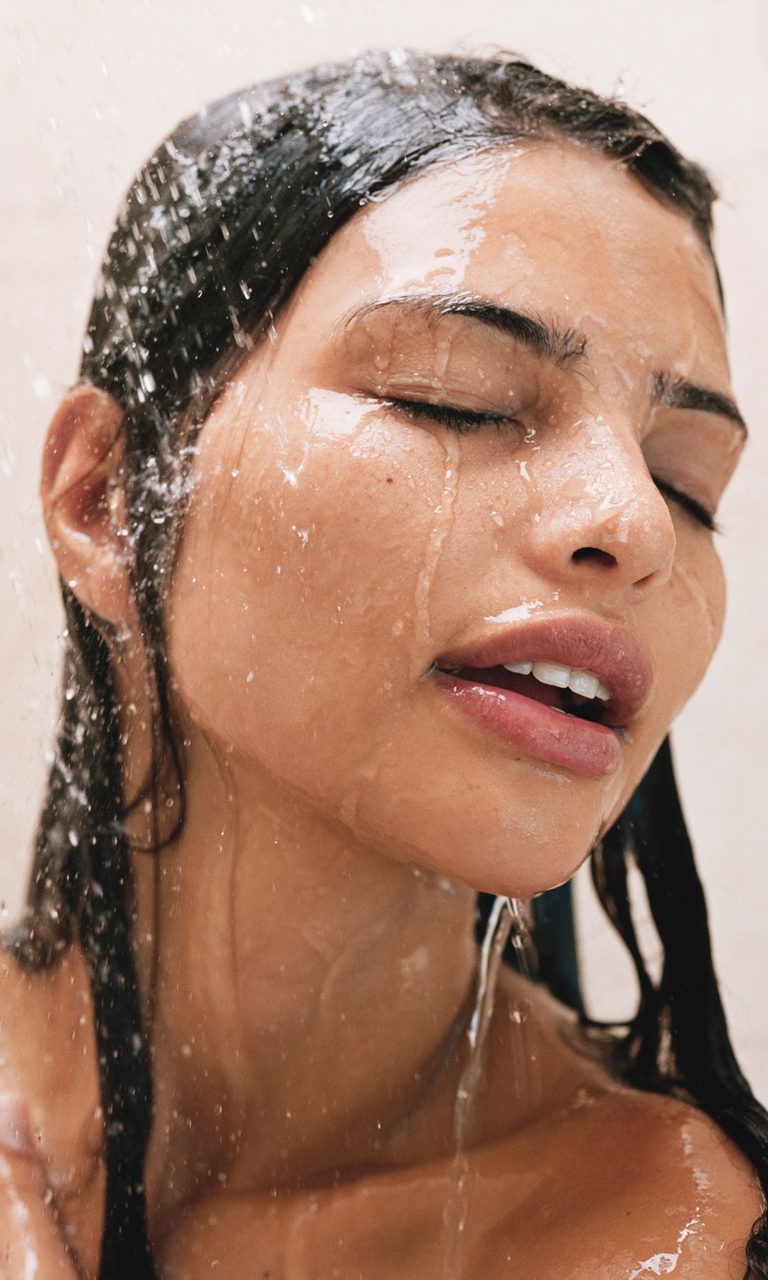 Mujer en la ducha con el pelo mojado