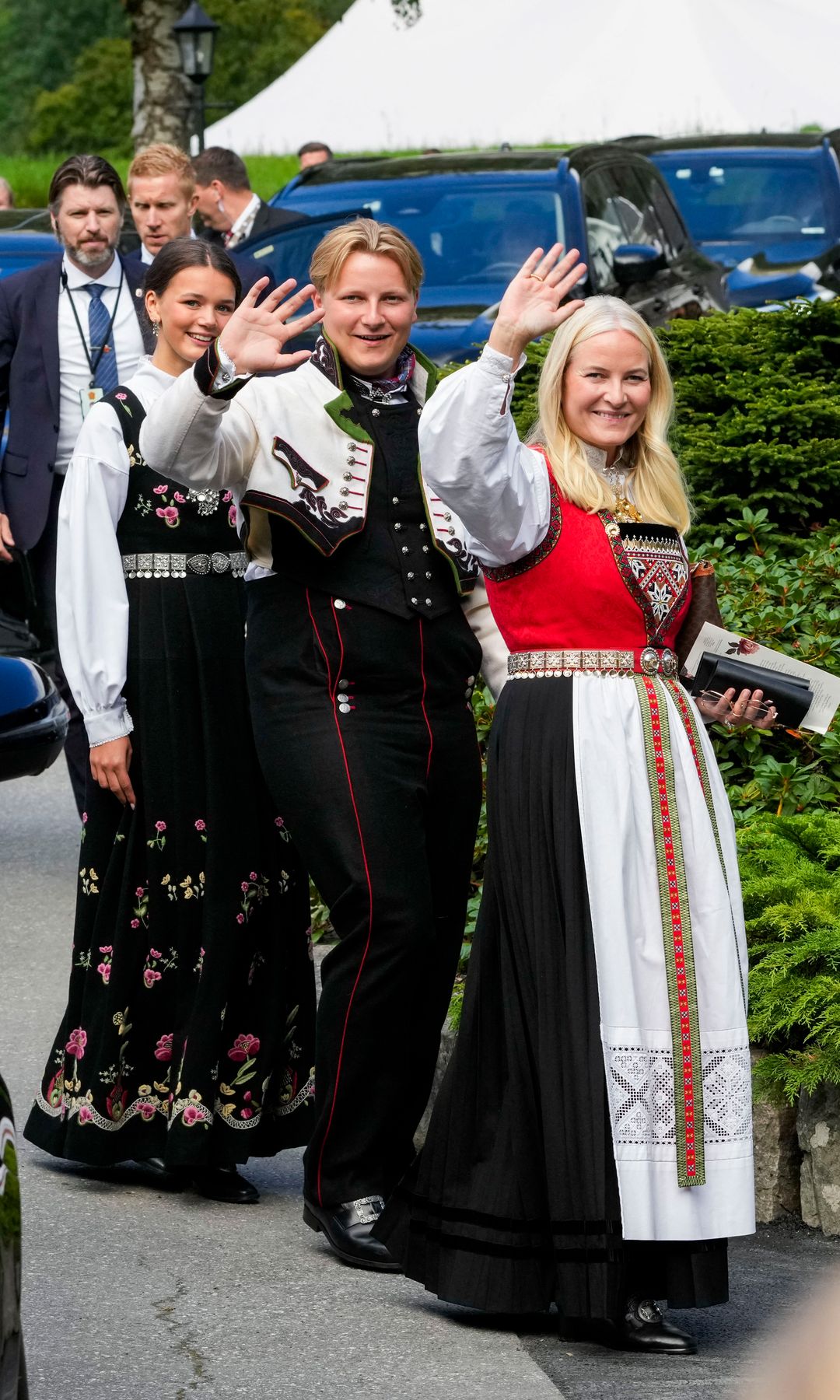 La princesa Mette-Marit con su hijo Sverre y la novia de éste, Amalie Giæver Macleod, a la que ha presentado oficialmente en la boda de la princesa Marta Luisa de Noruega con Durek Verrett el 31 de agosto de 2024