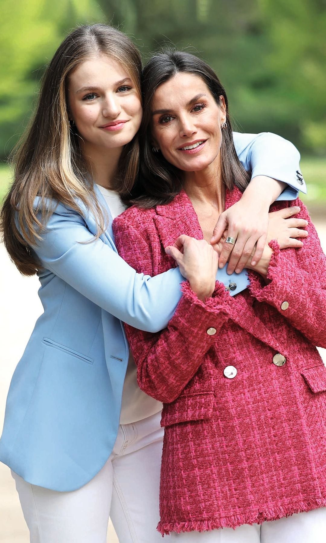 La princesa Leonor abrazando a la reina Letizia