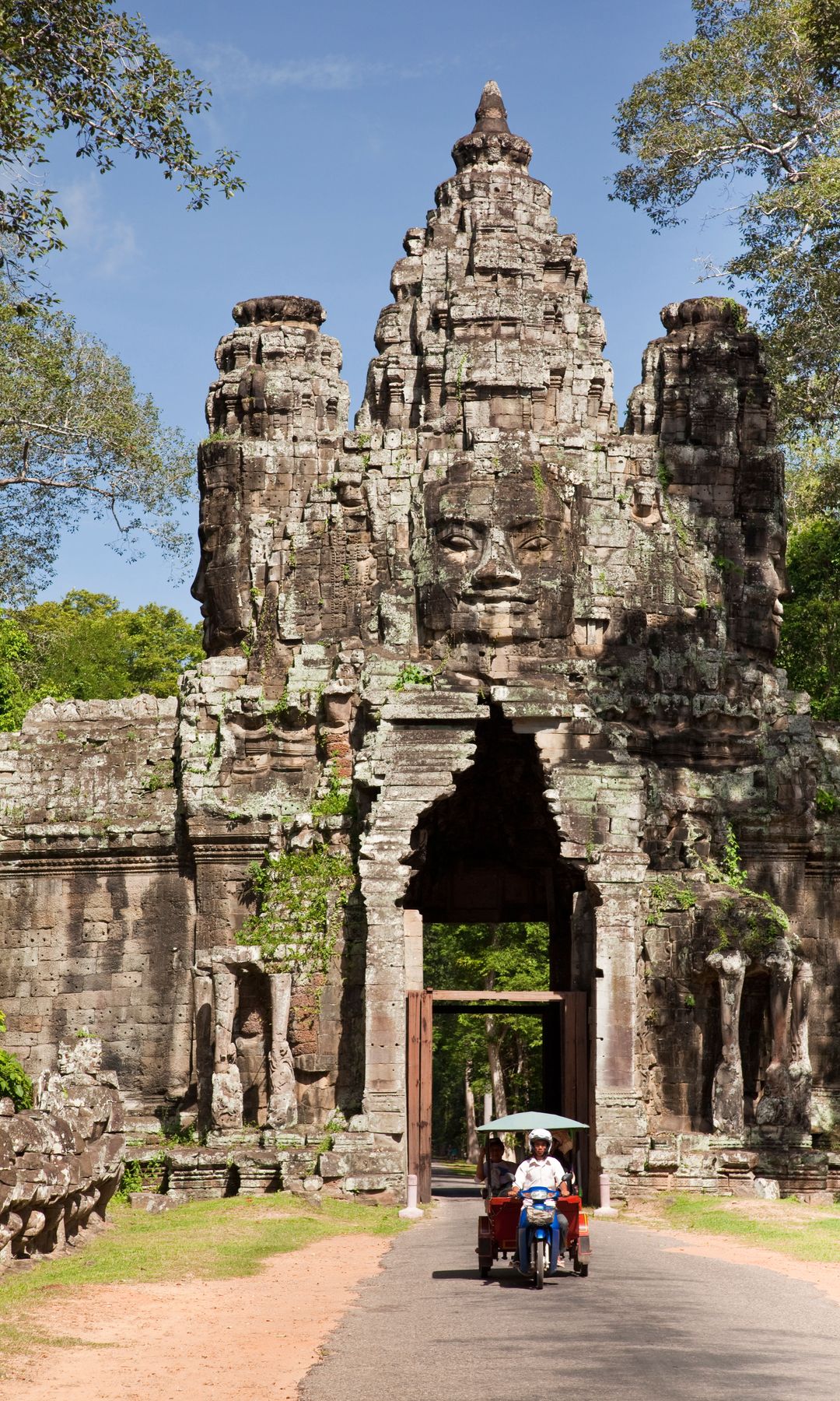 Tuk tuk en las puertas de Angkor, Camboya