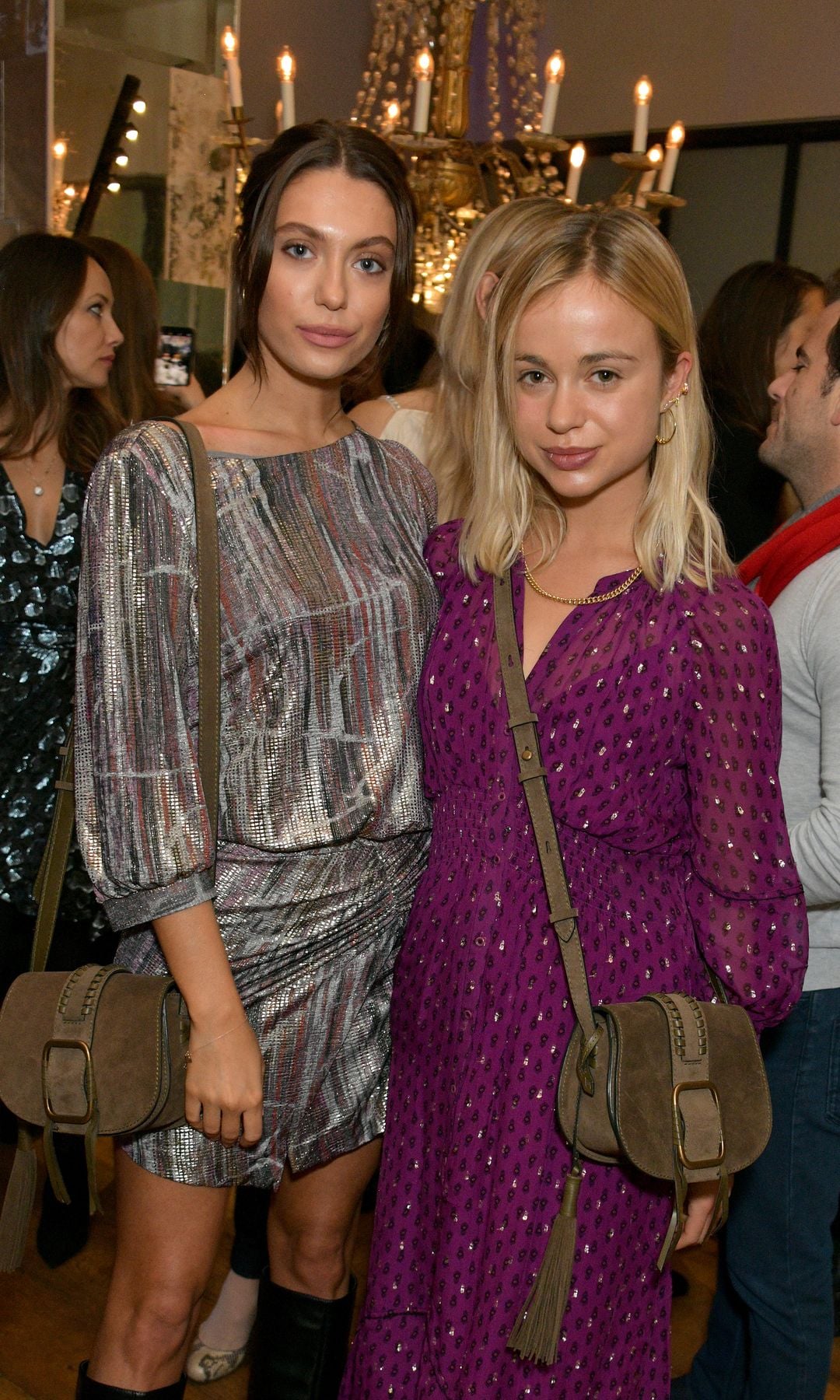 Héloïse Agostinelli y Amelia Windsor asisten al lanzamiento de The Teddy Bag de ba&sh x Doutzen Kroes el 26 de noviembre de 2019 en Londres, Inglaterra