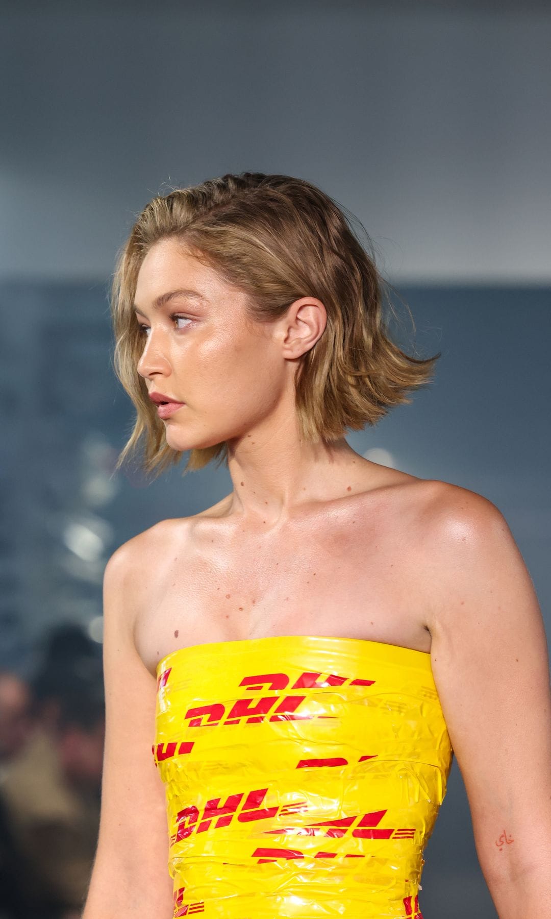 Gigi Hadid en el backstage del desfile de Vetements en la Semana de la Moda de París en septiembre