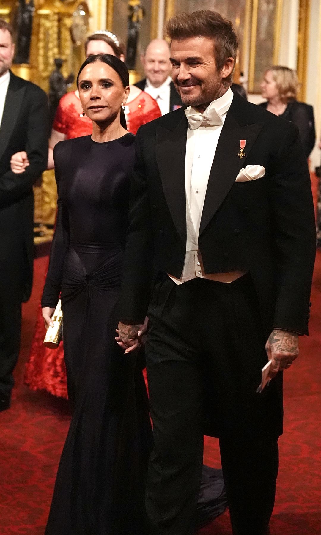 David y Victoria Beckham recorren la Galería Este para asistir al banquete de estado en honor al Emir de Qatar, Sheikh Tamim bin Hamad Al Thani, en el Palacio de Buckingham, Londres, durante su visita de estado al Reino Unido