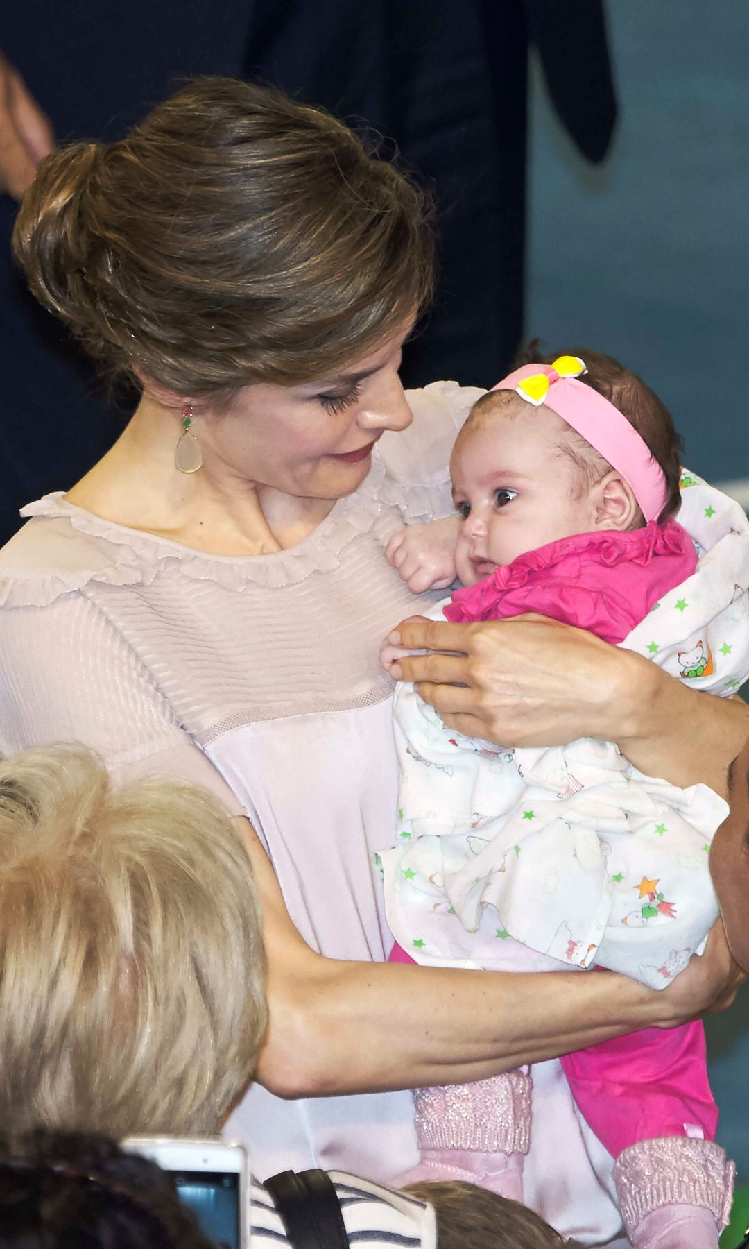 La imagen más maternal de la reina Letizia en Las Palmas de Gran Canaria. Abril de 2017