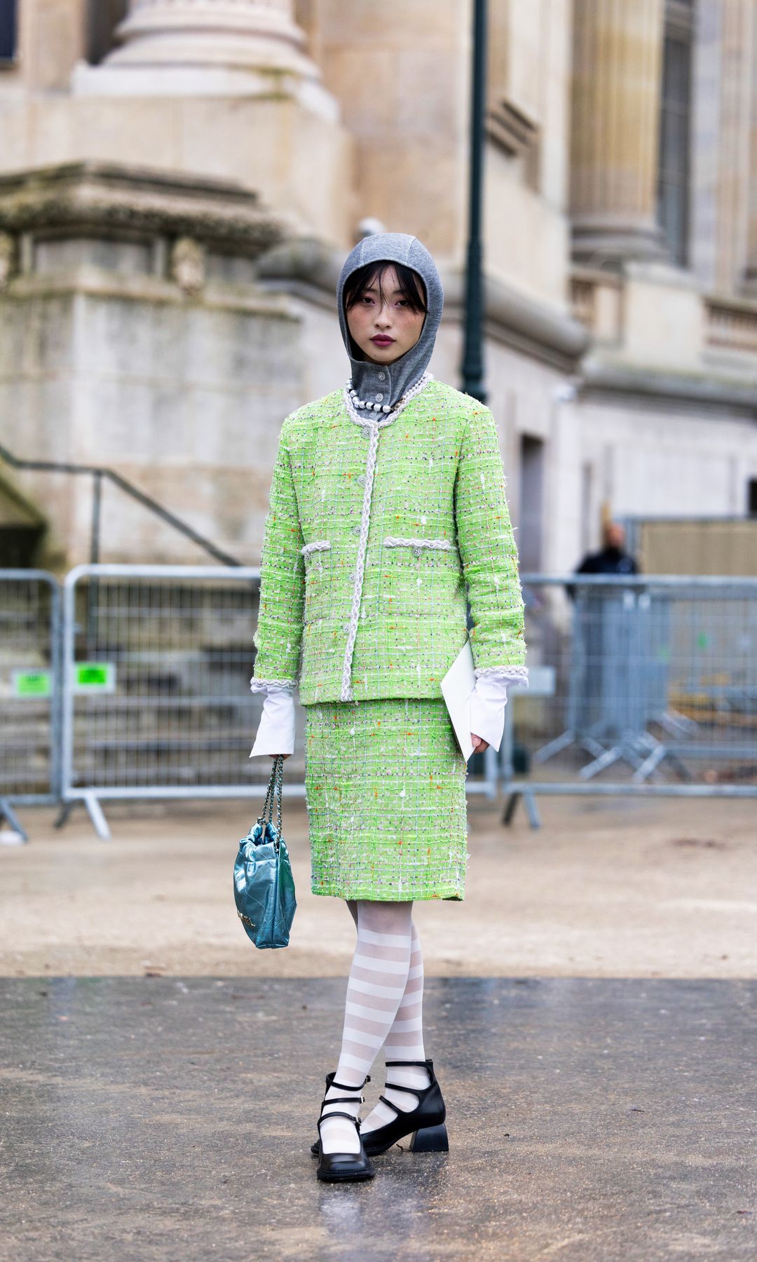 total look verde con mary janes y medias