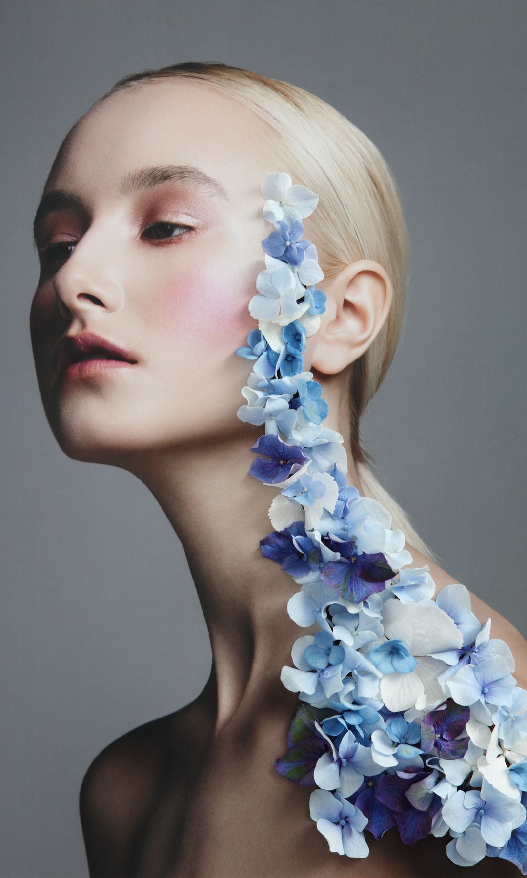 mujer con flores en la cabeza