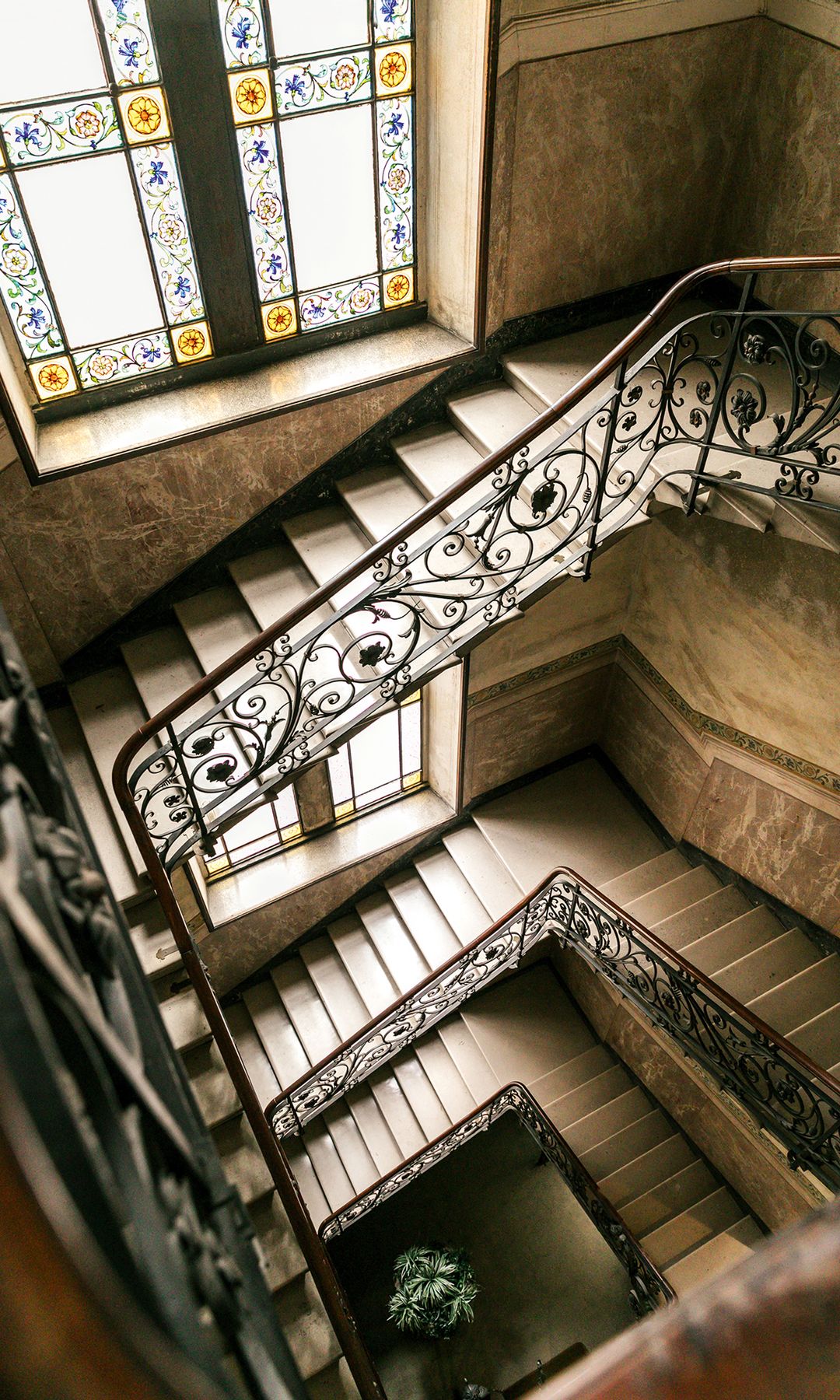 La majestuosa escalera del edificio, que se encuentra al lado de la iglesia de Santa Maria delle Grazie, en el centro de Milán