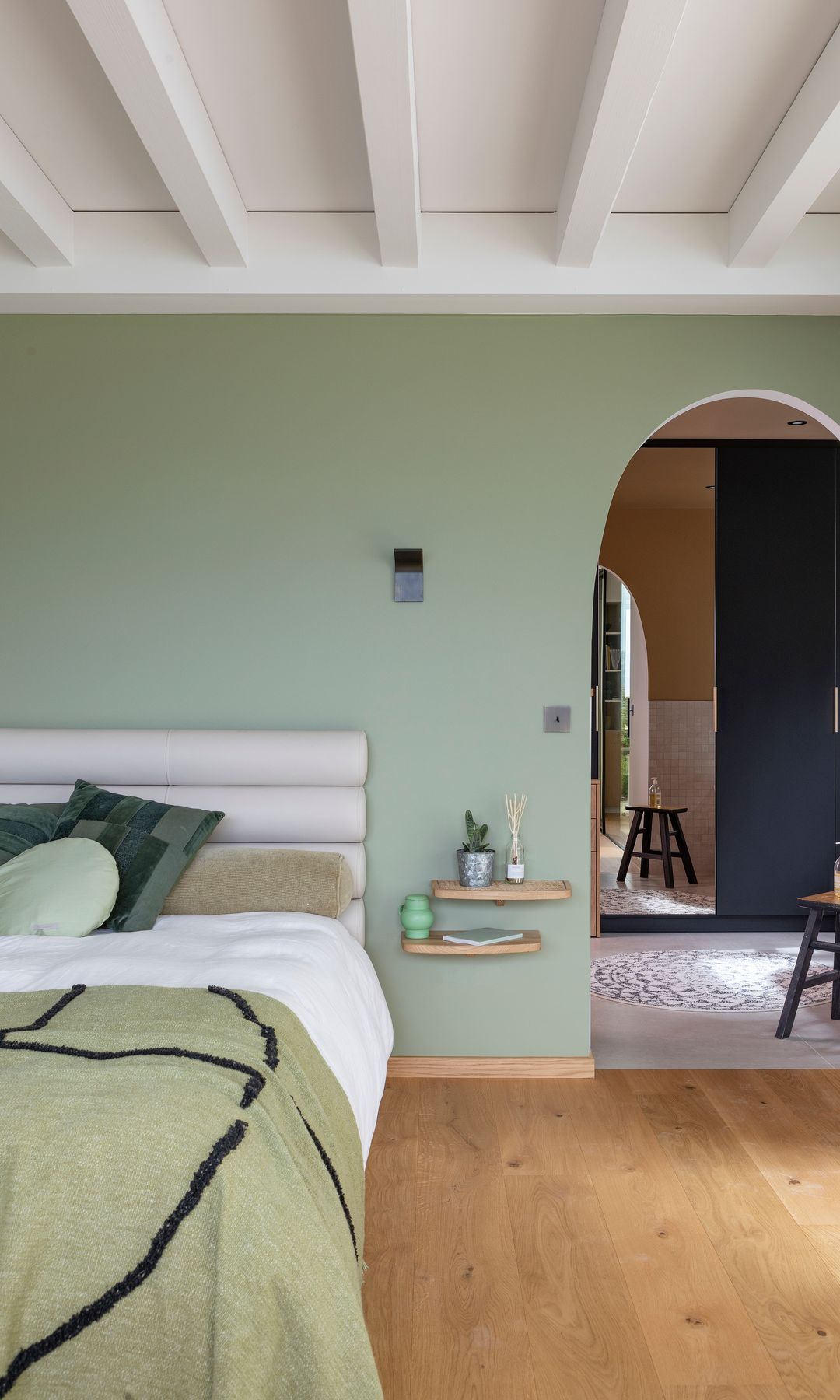 Dormitorio pintado en color verde suave