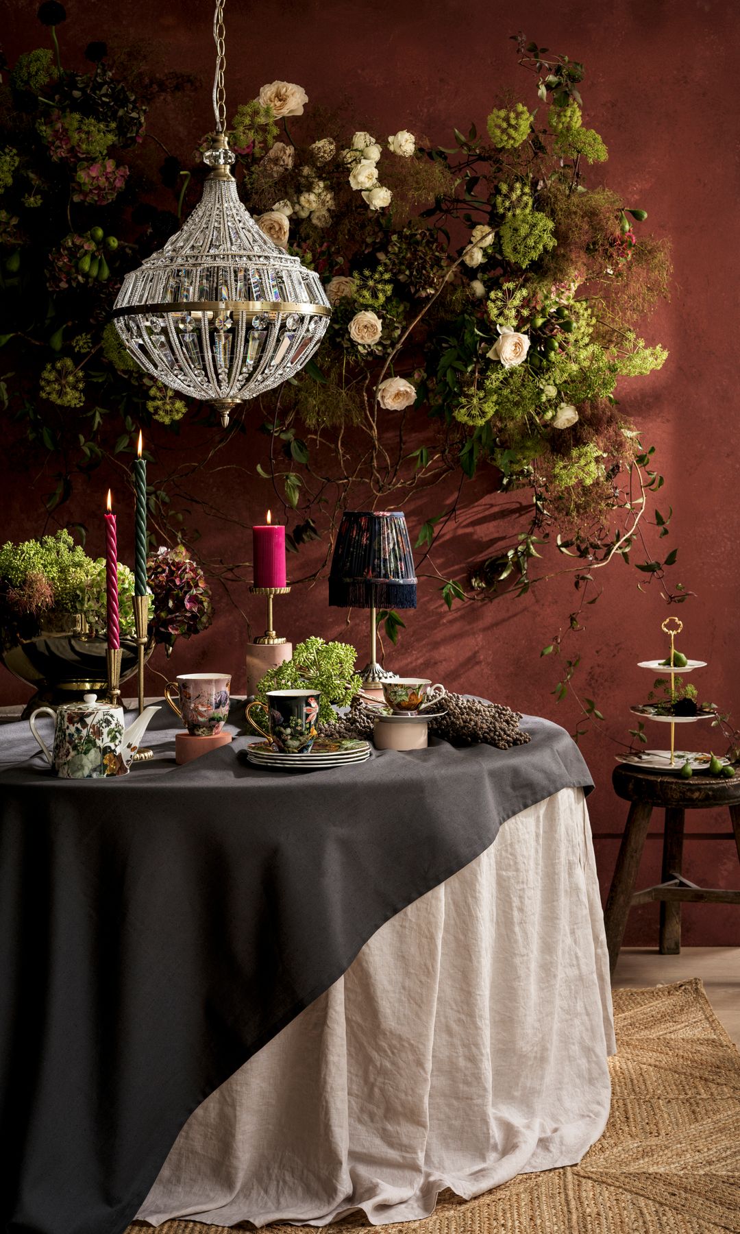 Mesa de Navidad con mantel blanco y hasta el suelo y mantel gris