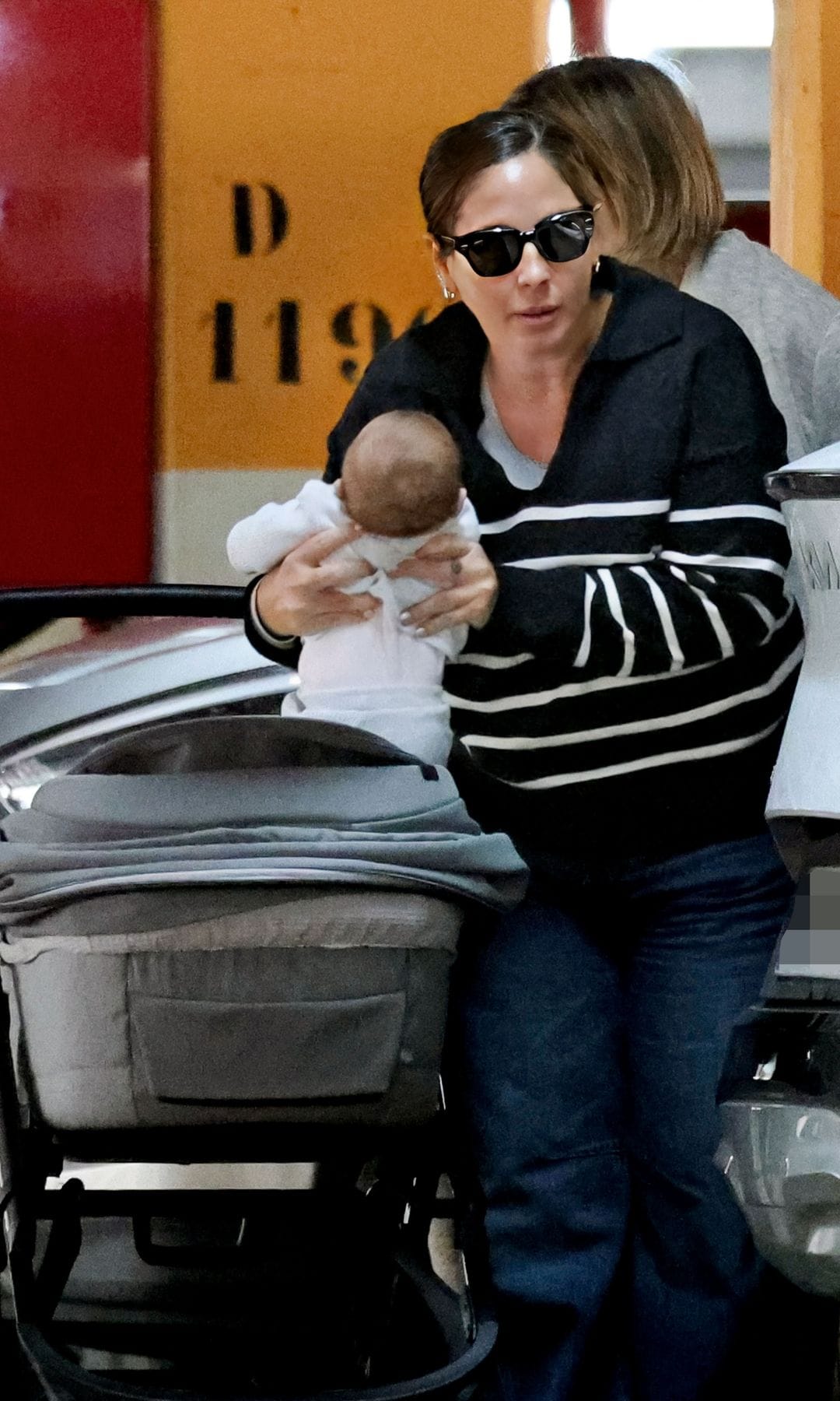 Anabel Pantoja poniendo a su bebé en el carrito