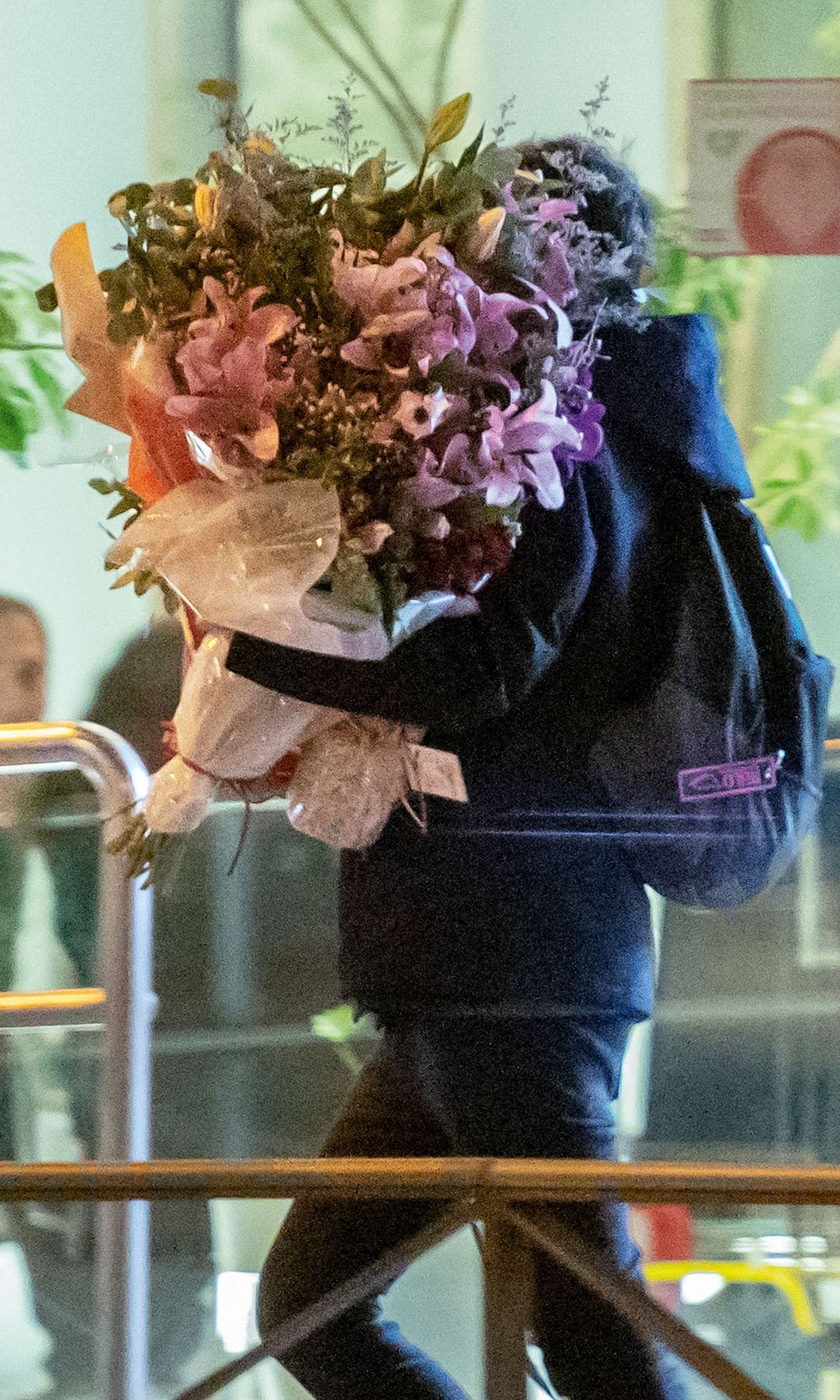 Dani Martín con un ramo de flores