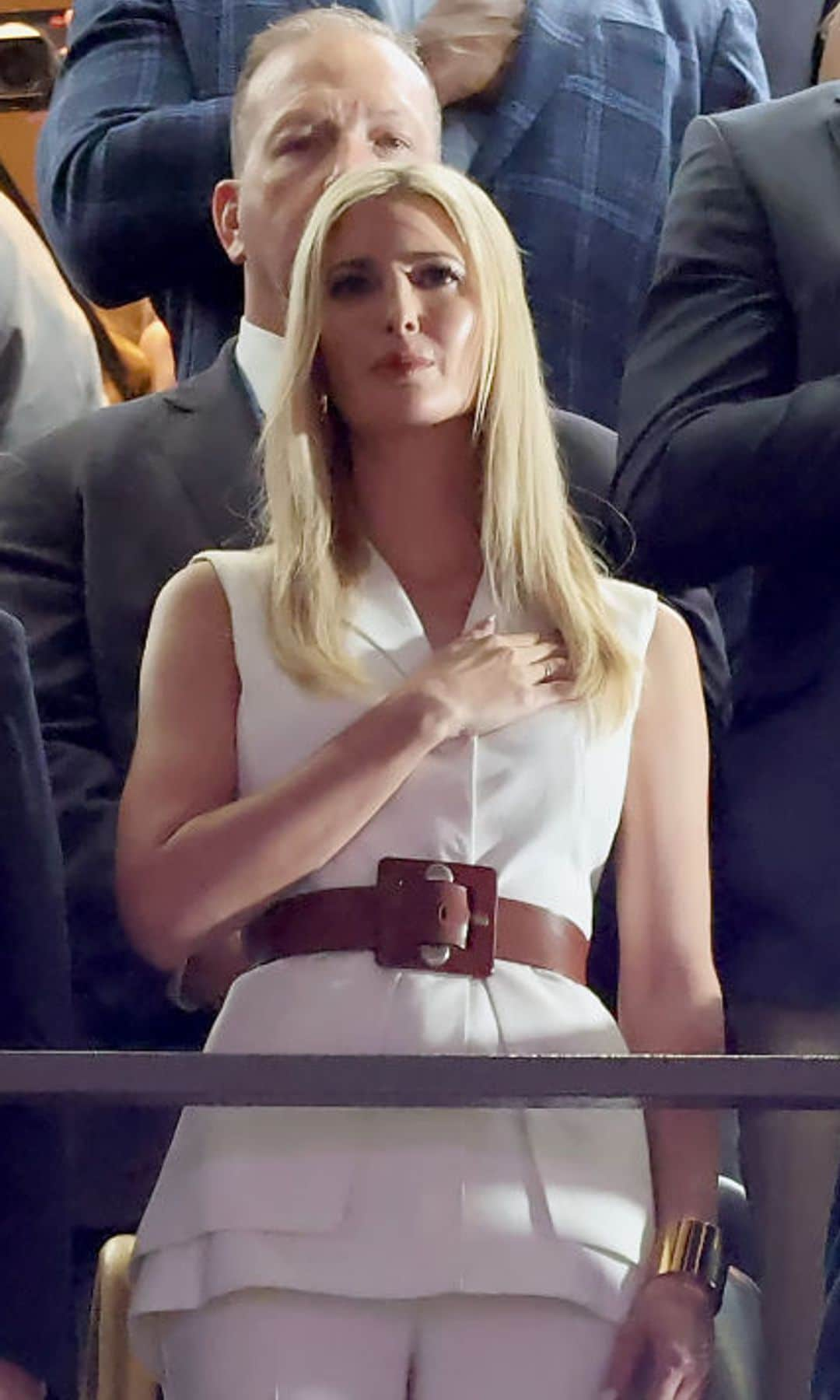 Donald Trump saluda mientras Ivanka Trump coloca su mano sobre el corazón durante el himno nacional en el Super Bowl LIX en Nueva Orleans.