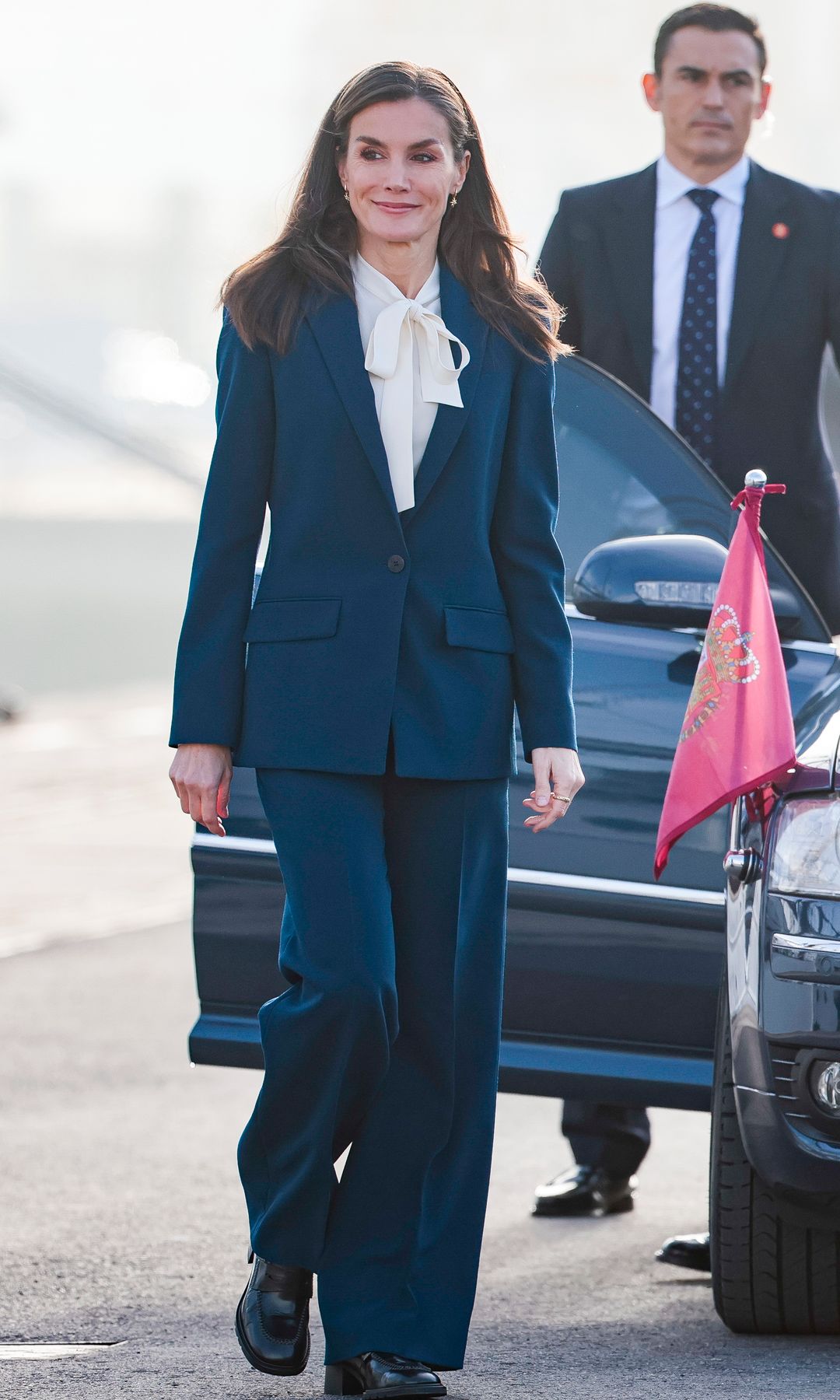 Reina Letizia con traje 'navy' en la salida de Elcano