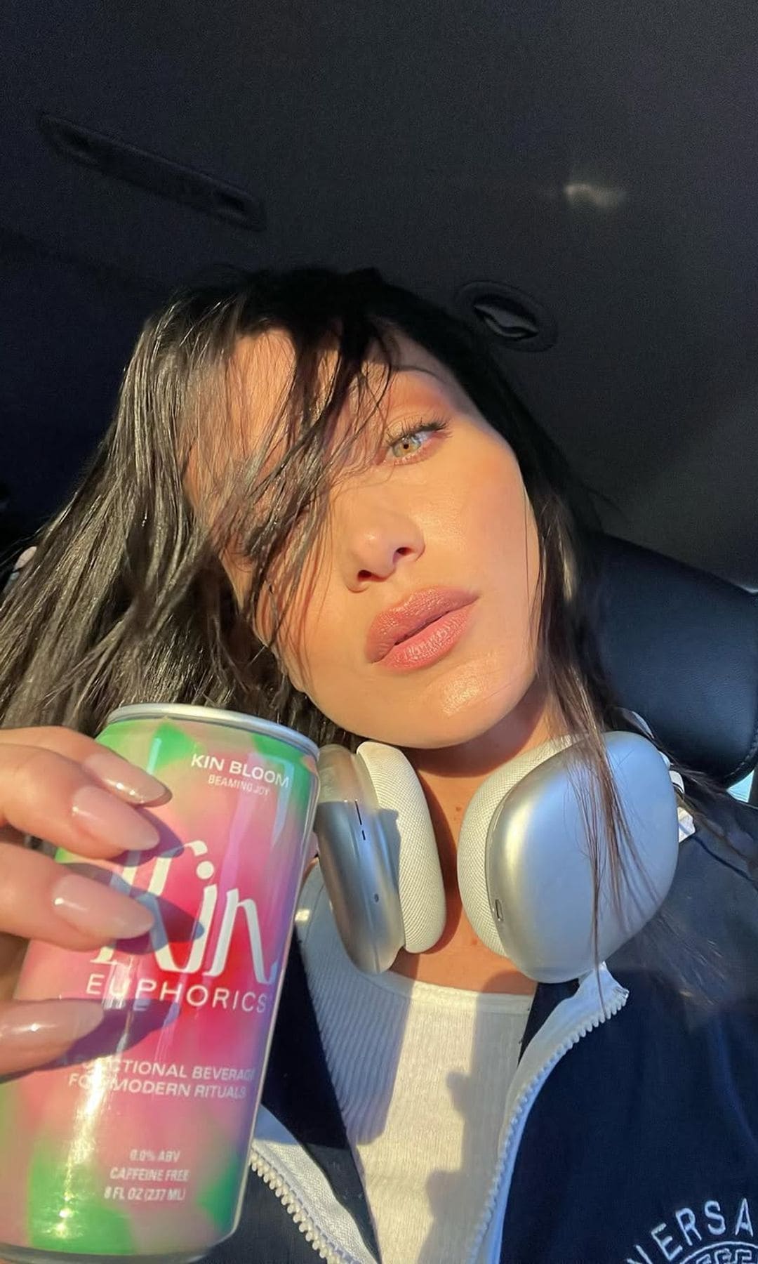 Bella Hadid comparte su rutina para arreglarse en el coche en cinco minutos