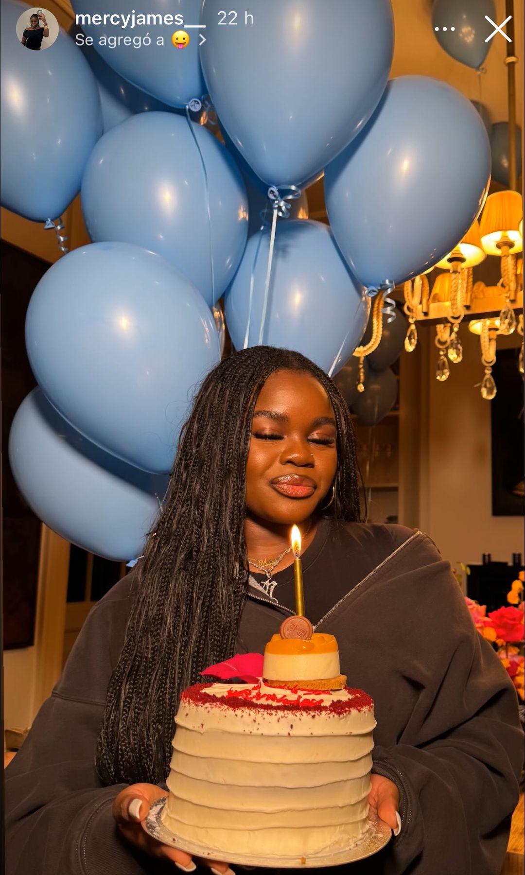 Mercy James con su pastel de cumpleaños