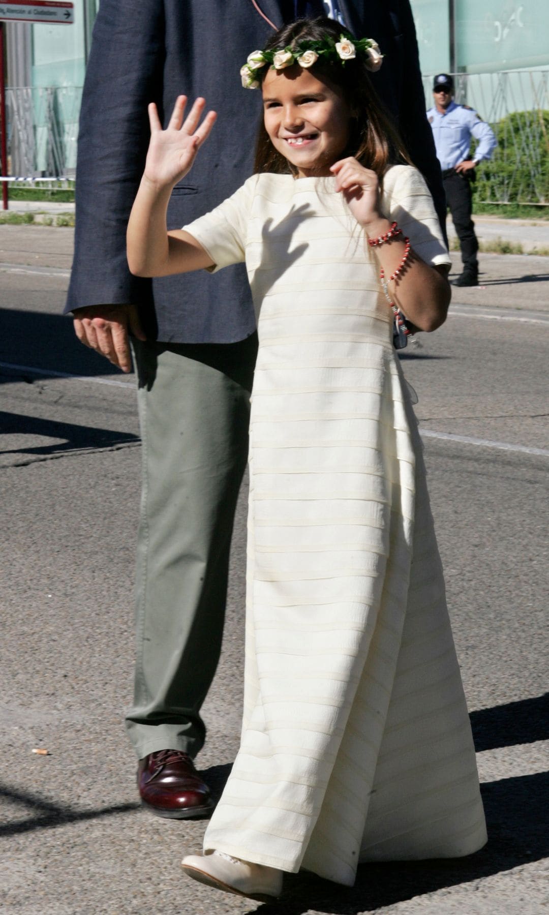 PRIMERA COMUNION DE CAYETANA RIVERA MARTINEZ DE IRUJO EN MADRID
EN LA FOTO, CON UNA DIADEMA DE FLORES Y UN ROSARIO ENROLLADO EN EL BRAZO
14/06/2008