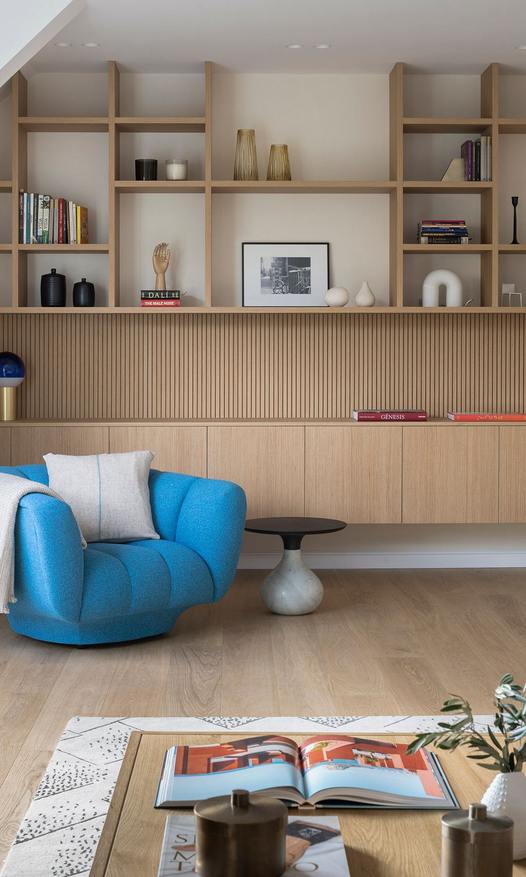 Salón de estilo contemporáneo con mueble en madera