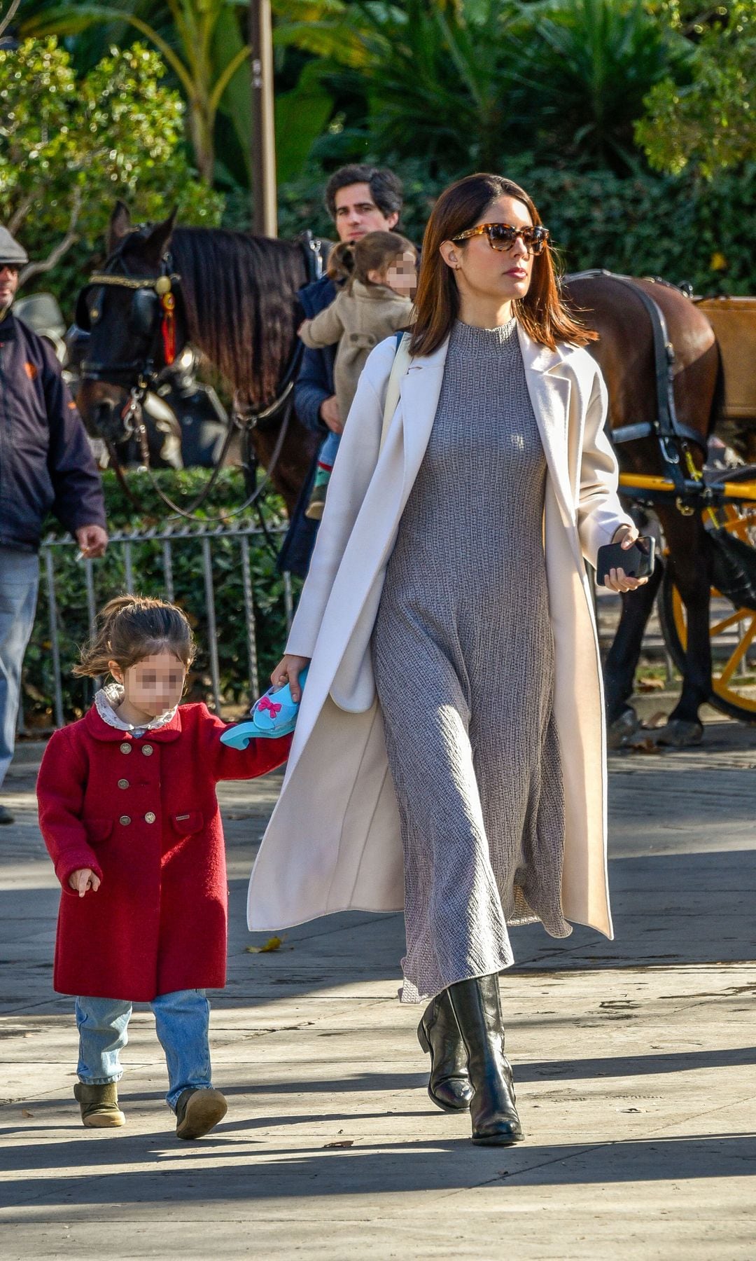 Sofía Palazuelo caminando de la mano con su hija Rosario