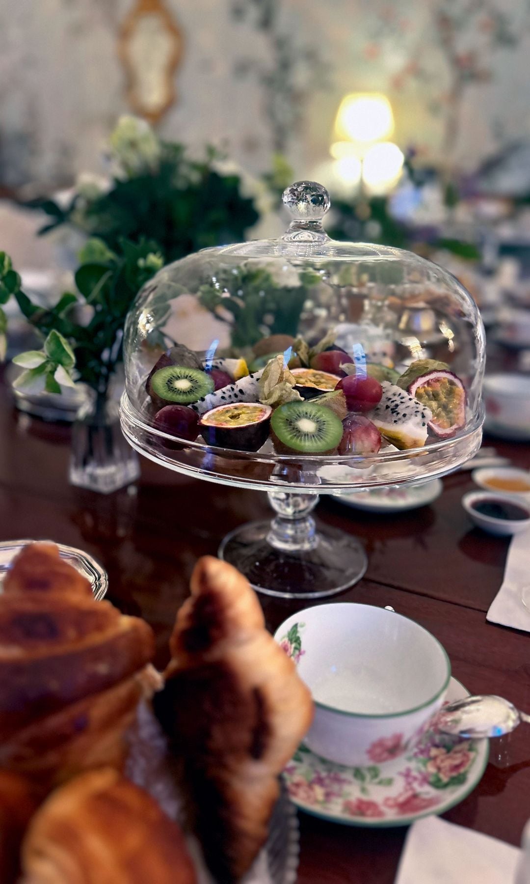 detalles con clase
Sobre estas líneas, detalle de la mesa del desayuno con fruta en cristalería y tazas de porcelana y, a la derecha, mesa de apoyo con zumo de remolacha, jengibre y limón.