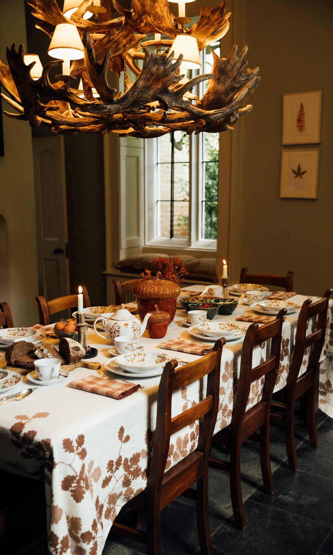 Detail of the table decorated with the pieces designed by Claudia Schiffer