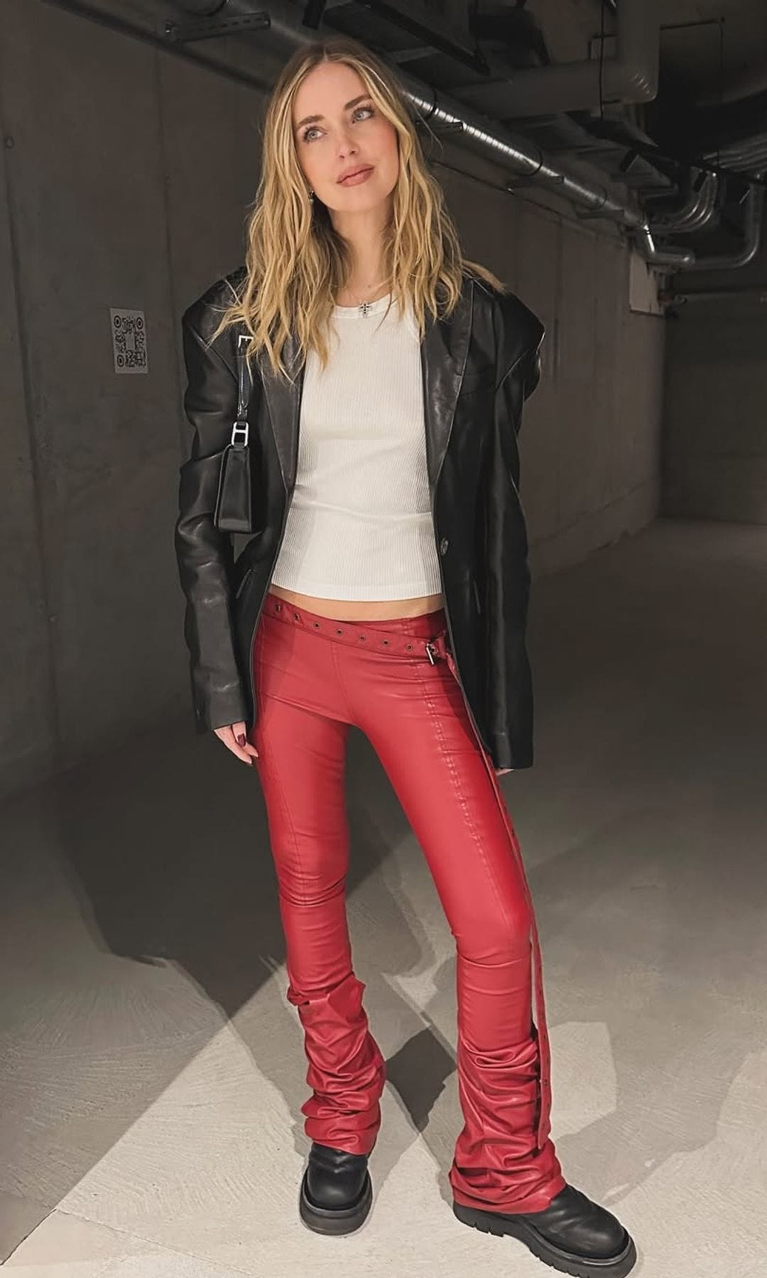 Chiara Ferragni con blazer y pantalón de efecto cuero