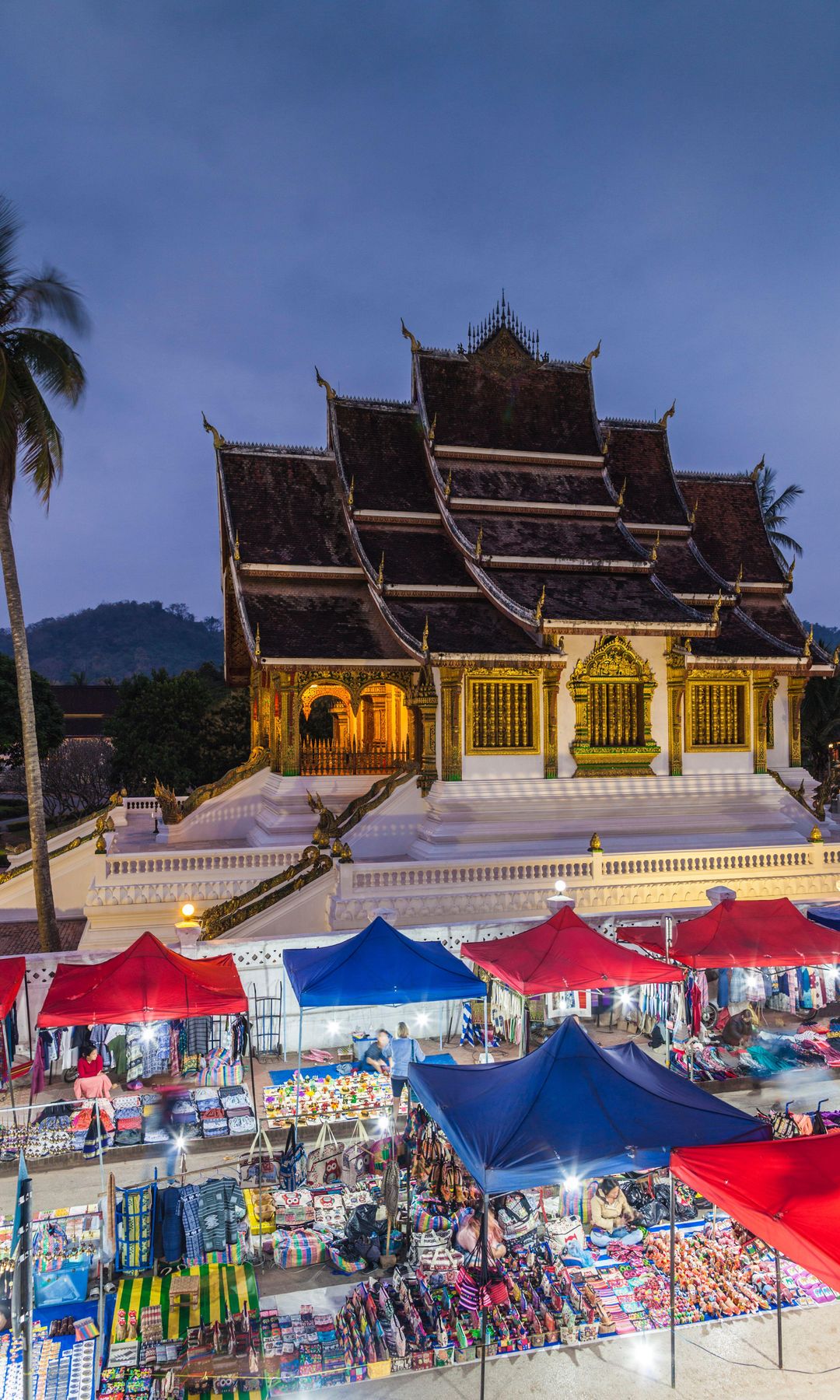 Sisavangvong Road, Luang Prabang Night Market and Wat Ho Pha Bang al atardecer