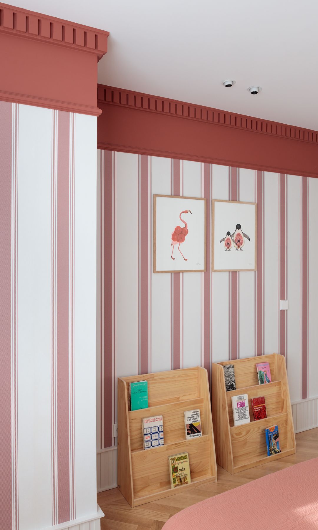 Dormitorio infantil con papel y molduras