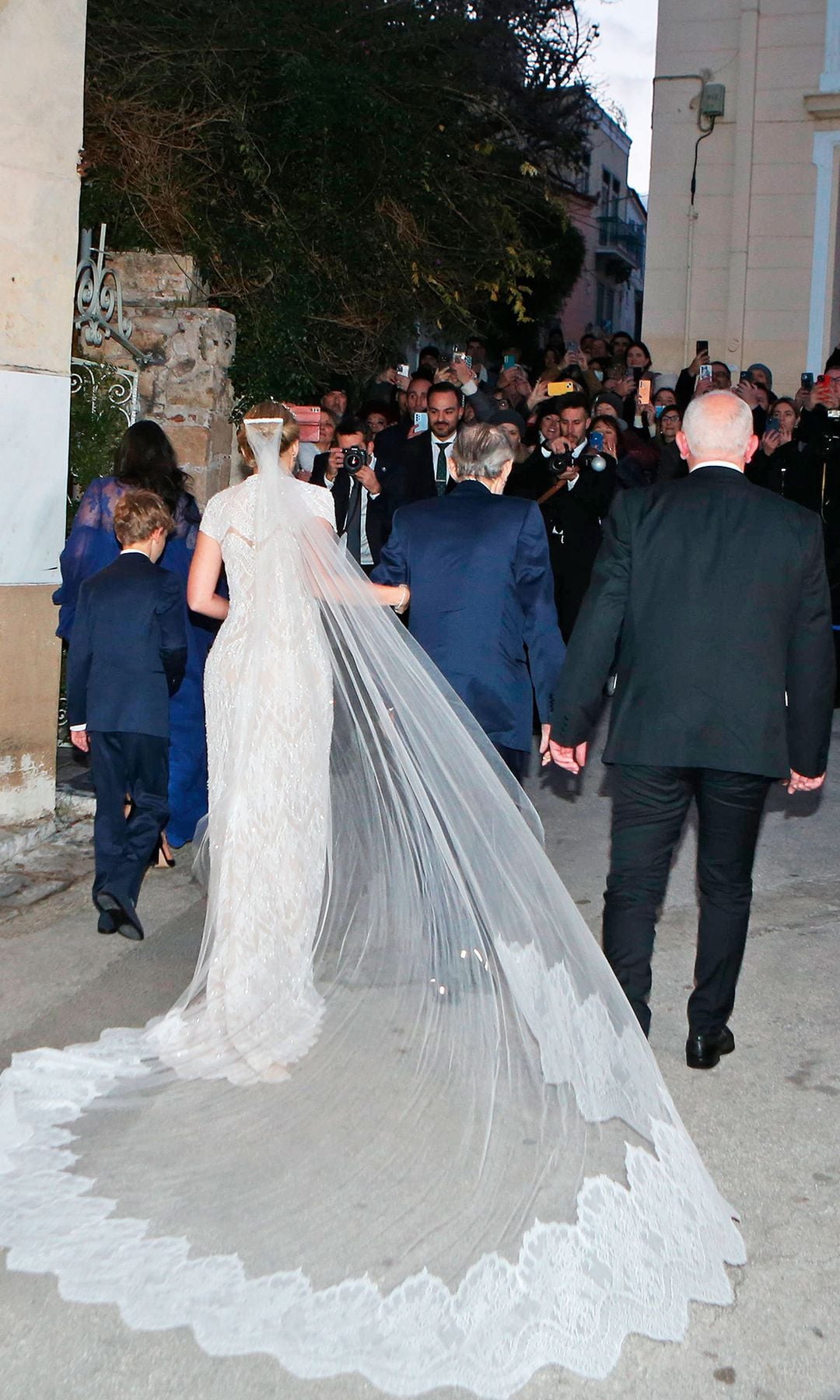 Chrysi saliendo de la Iglesia con su padre