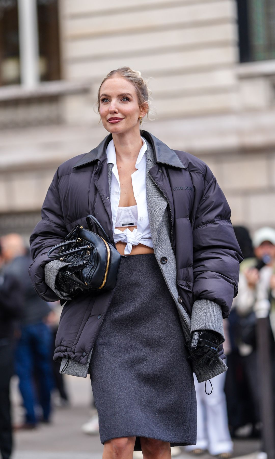 Leonie Hanne en el desfile de Miu Miu con chaqueta acolchada