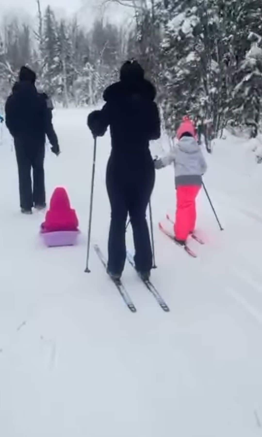 Los hijos de la pareja aprenden a esquiar.