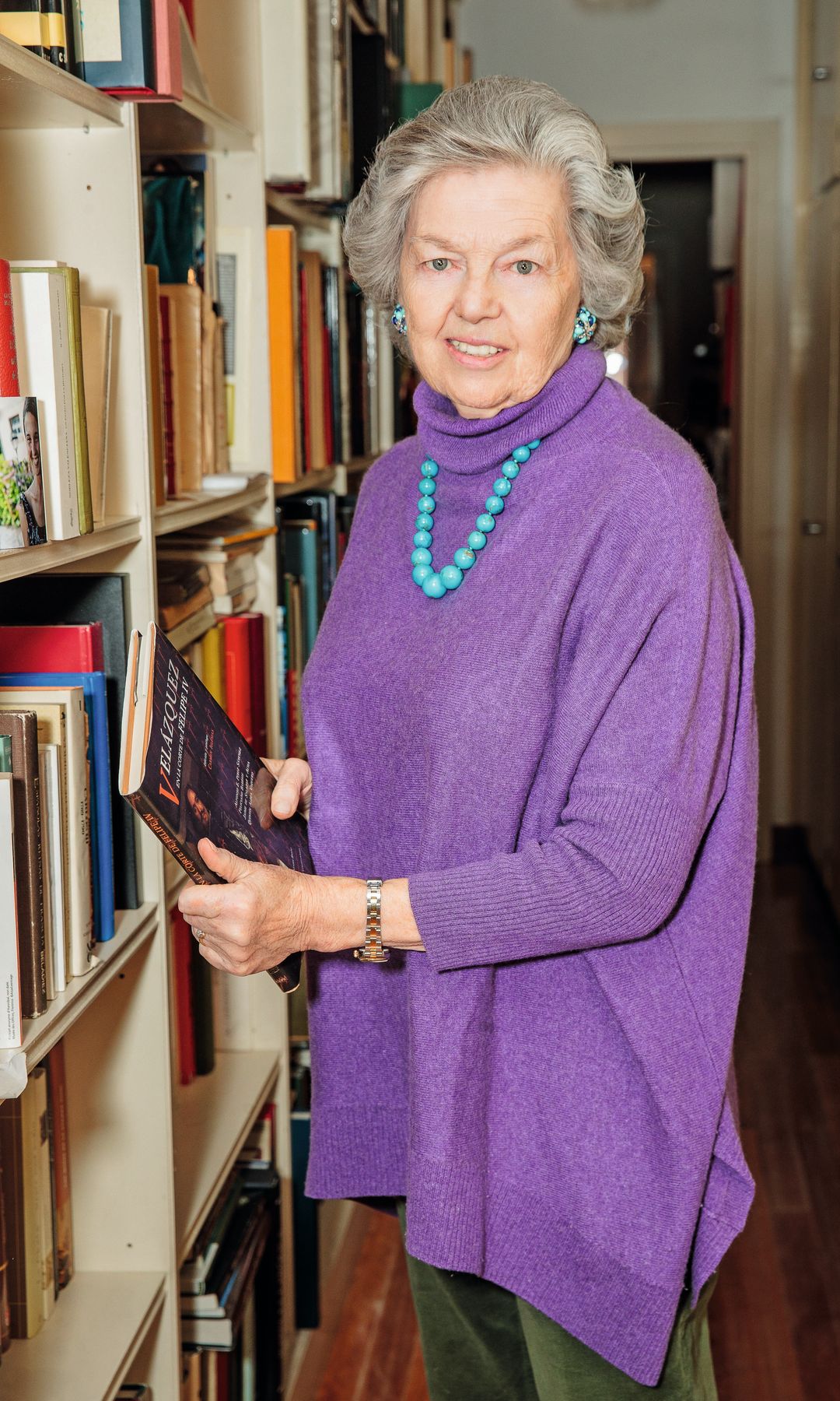 Ana de Orléans en su biblioteca