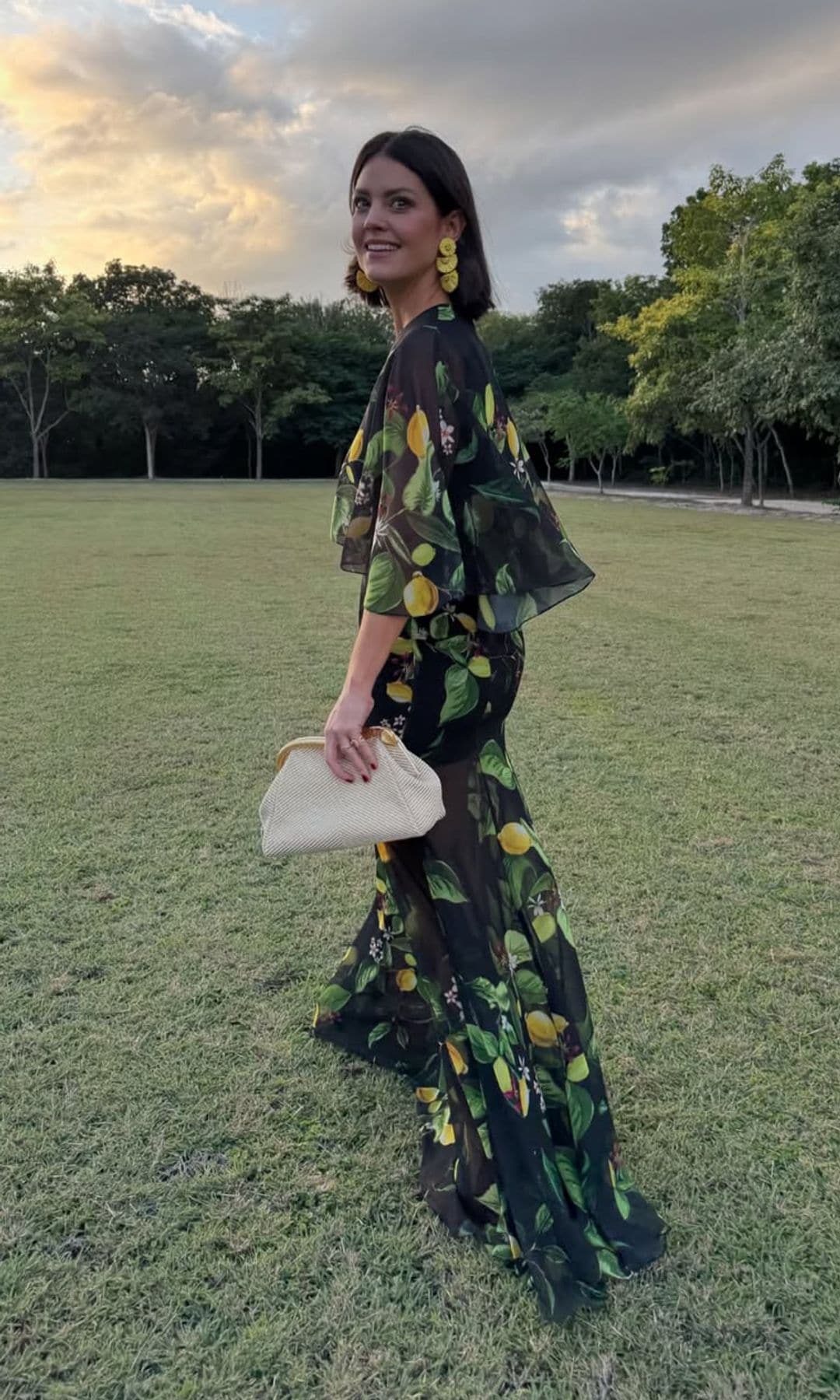 Isabelle Junot en México con vestido estampado de Philippa 1970