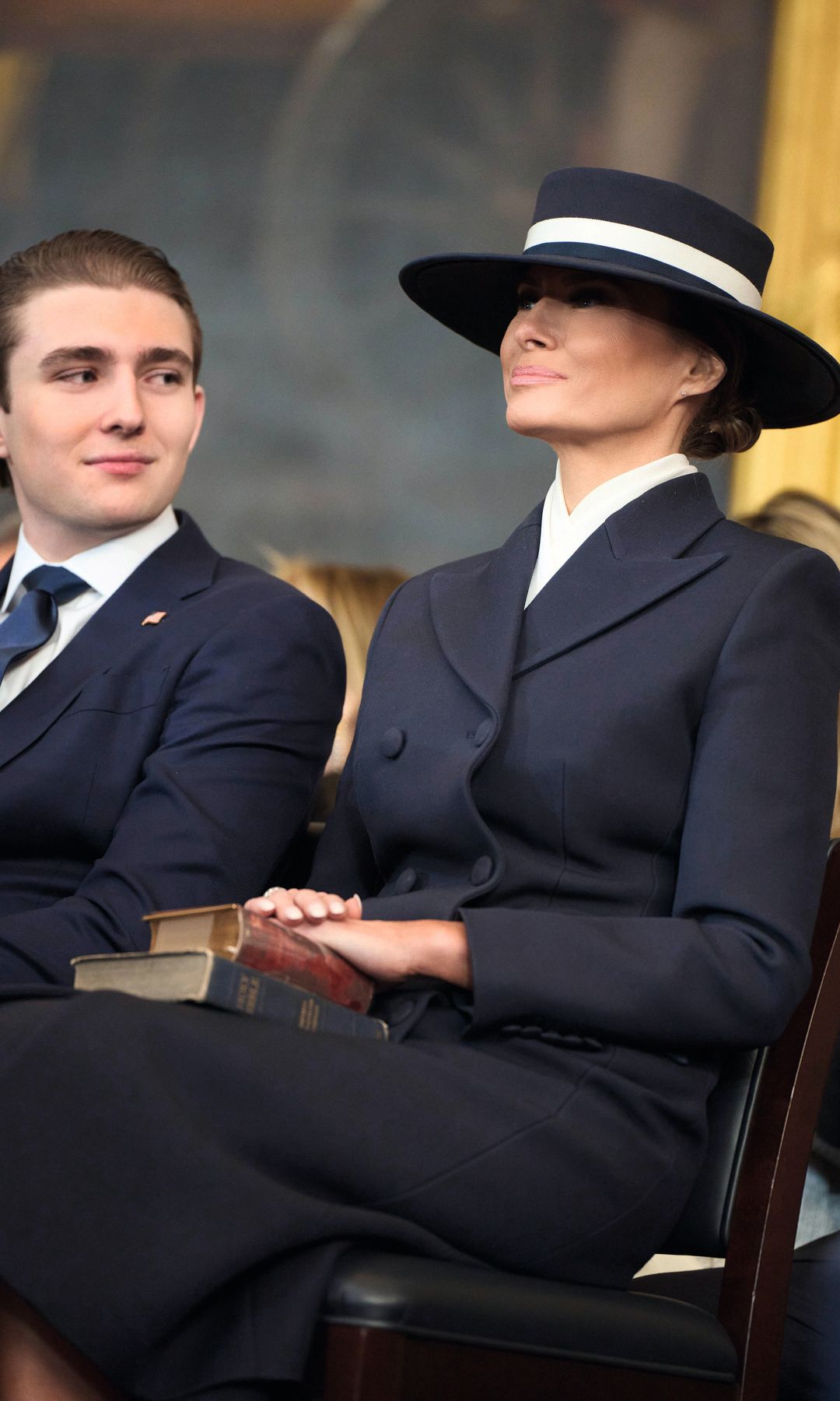 Melania Trump con su hijo Barron