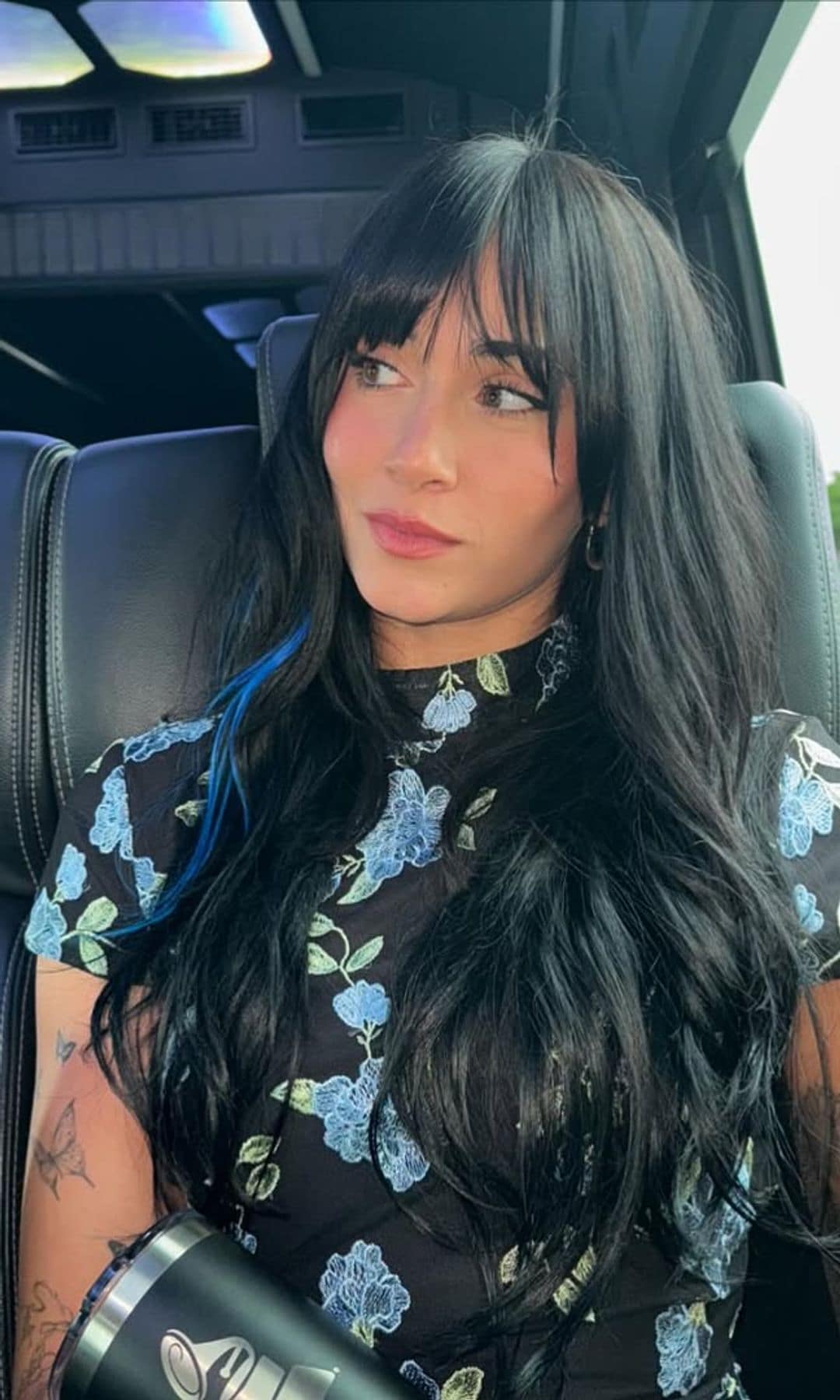 Aitana look años 2000 pelo azul