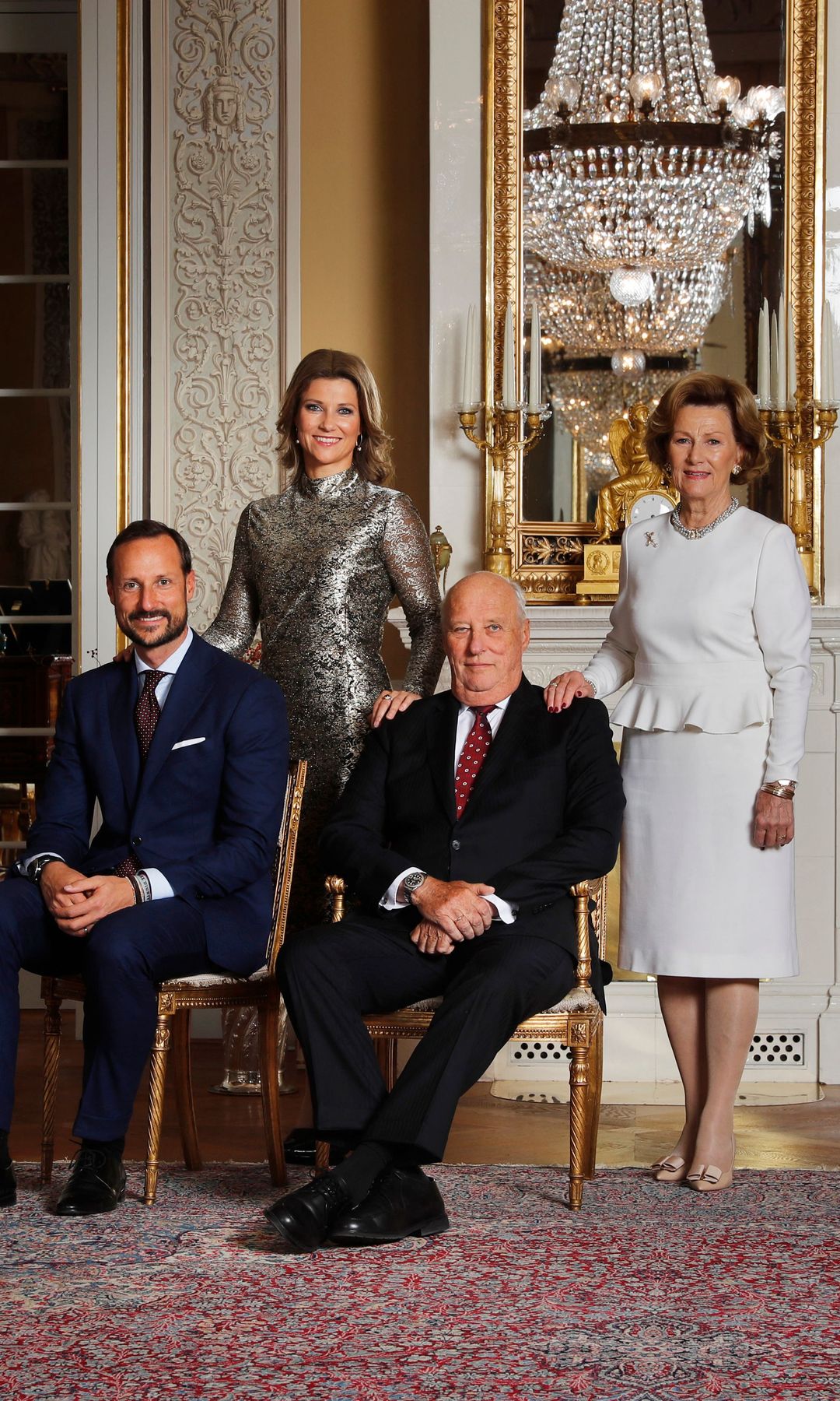 Retrato oficial de la Familia Real Noruega del año 2017. Los reyes Harald y Sonia con sus dos hijos, el príncipe heredero Haakon y la princesa Marta Luisa