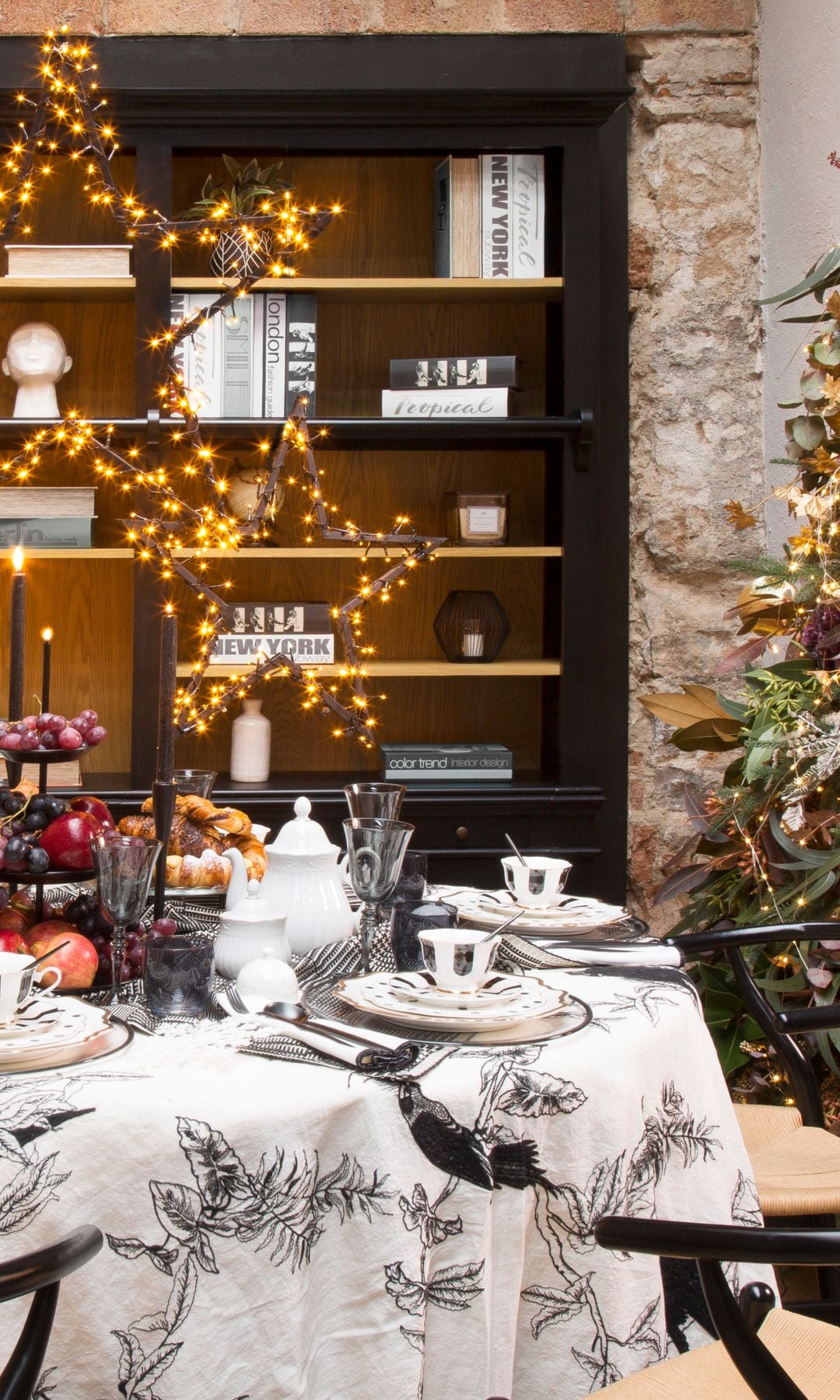 Salón-comedor decorado de Navidad