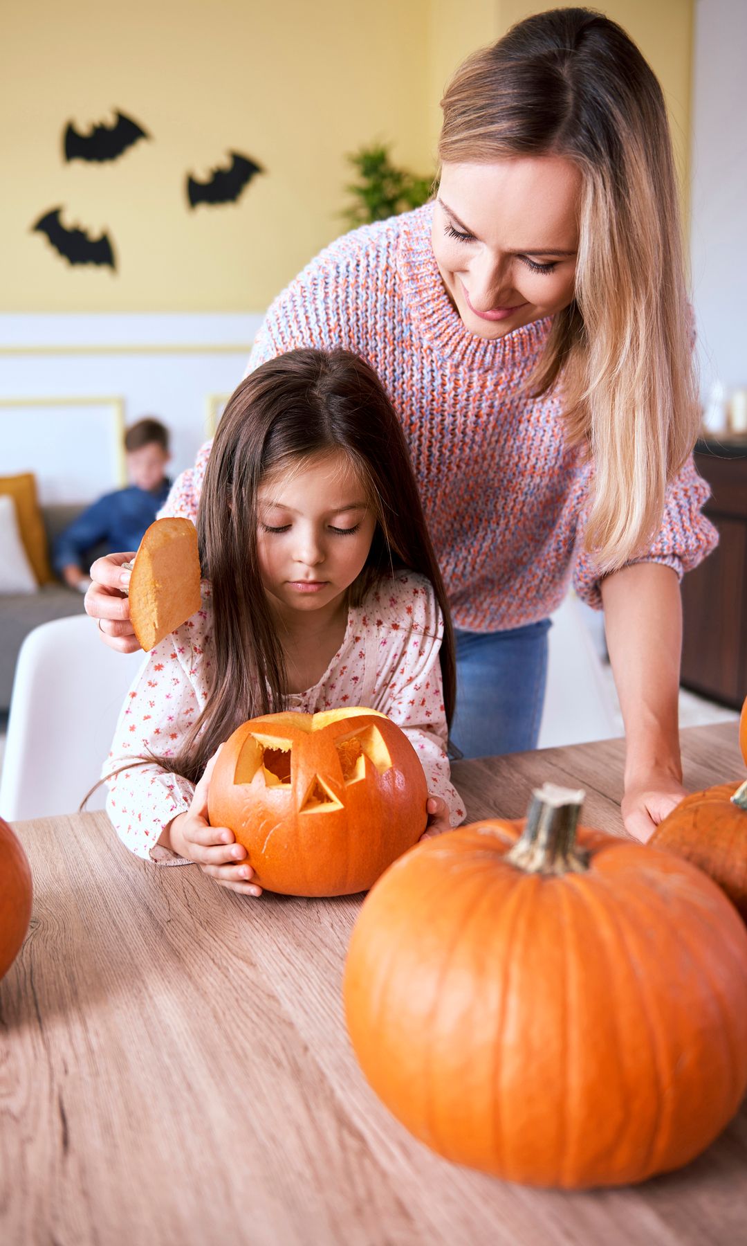 Madre e hija preparan una calabaza para Halloween