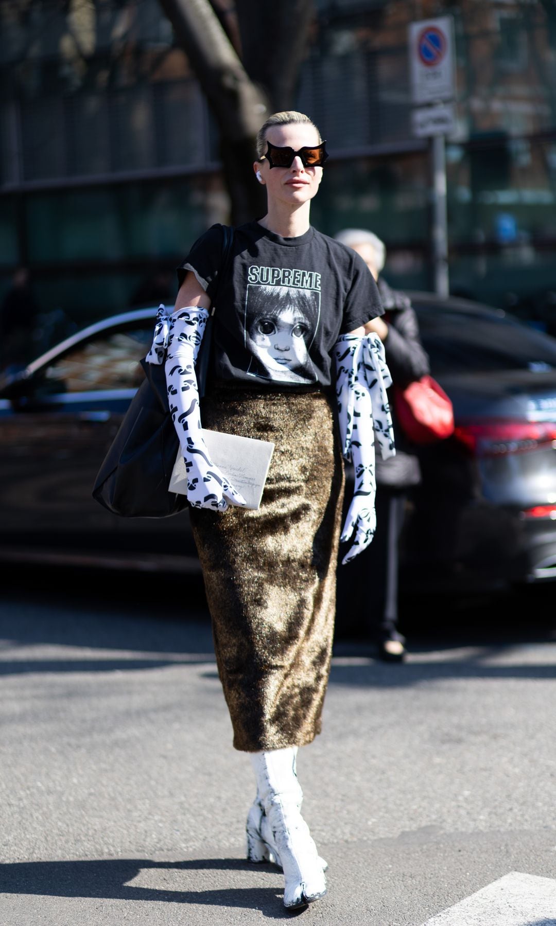 falda midi con camiseta por dentro