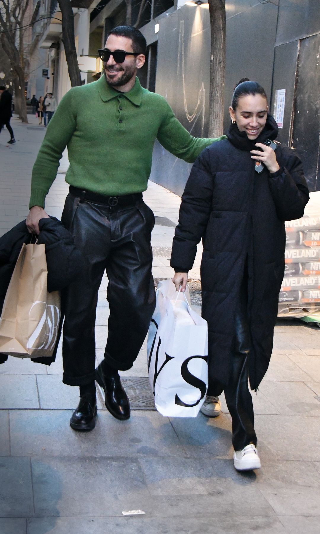 El actor y su pareja, aunque llevan su relación alejados del foco público, no se esconden y, como se observa en las imágenes, disfrutan de las rutinas del día a día, paseando por Madrid, haciendo compras e intercambiando gestos y miradas de amor a la vista de todos